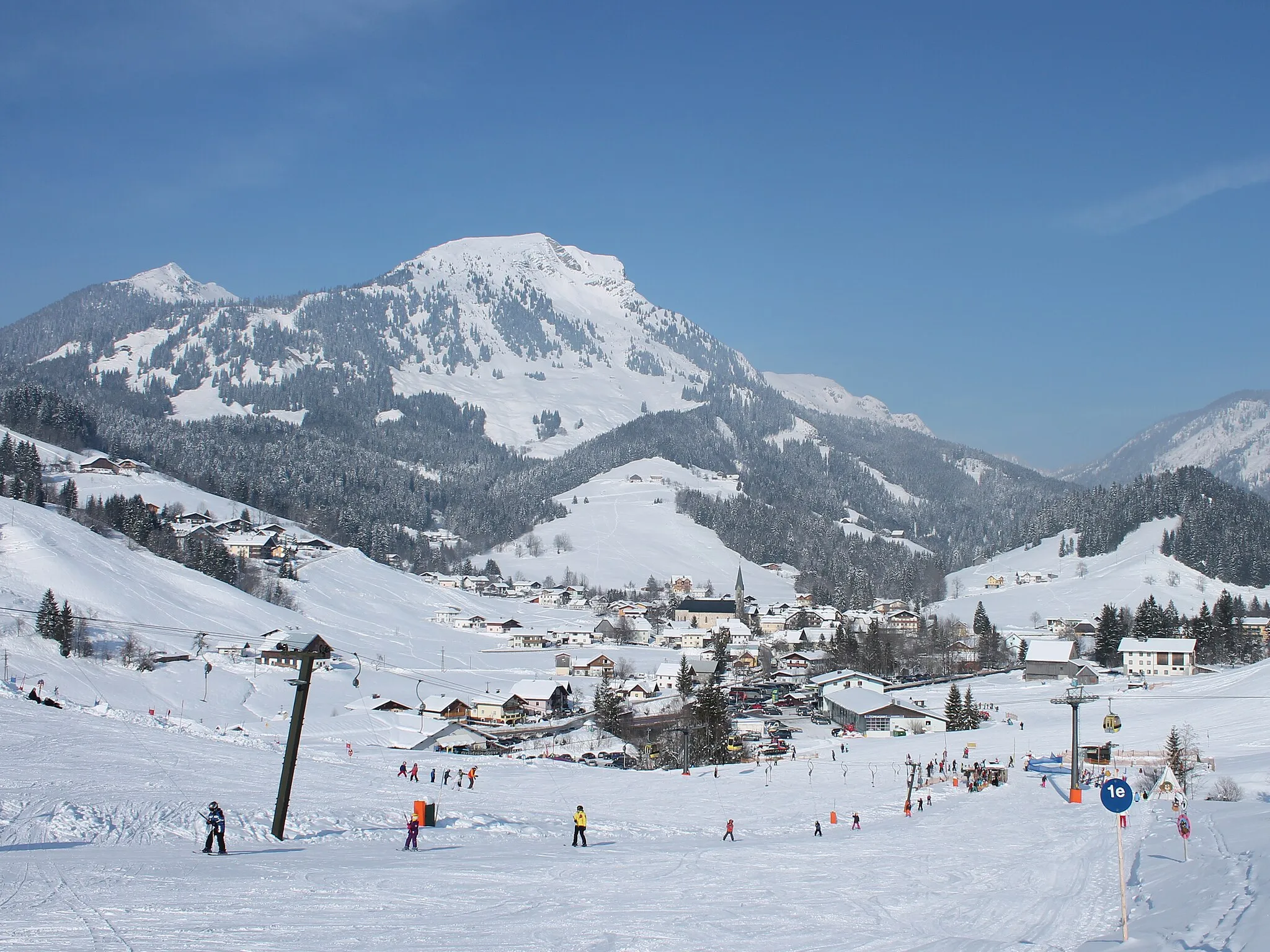 Photo showing: Rußbach am Paß Gschütt with Gamsfeld mountain, in the foreground ski lift and ski slope, Salzburg