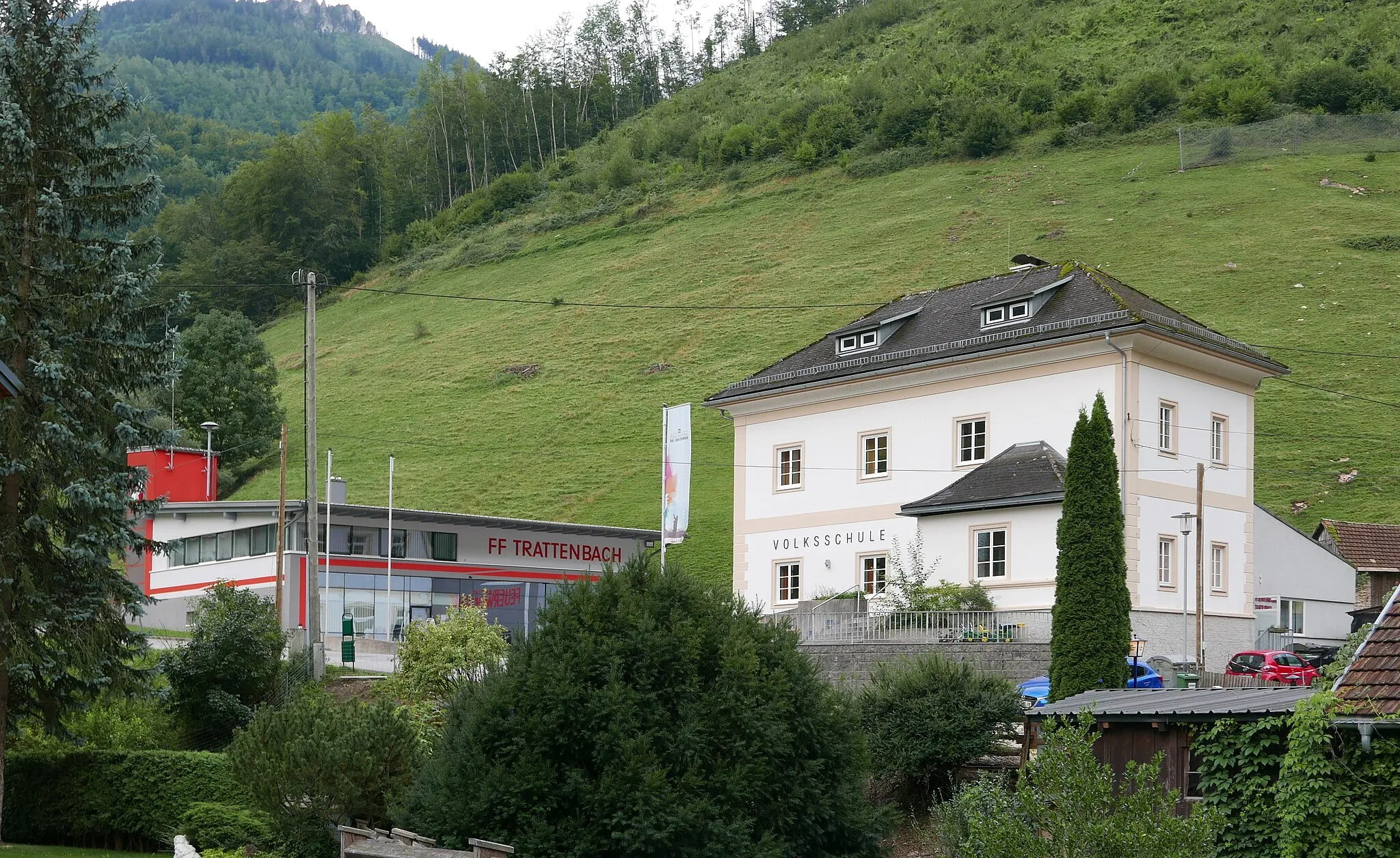 Photo showing: Ehemalige Volkschule in Trattenbach (heute Kultur- und BIldungseinrichtung), neues Feuerwehrgebäude (links)