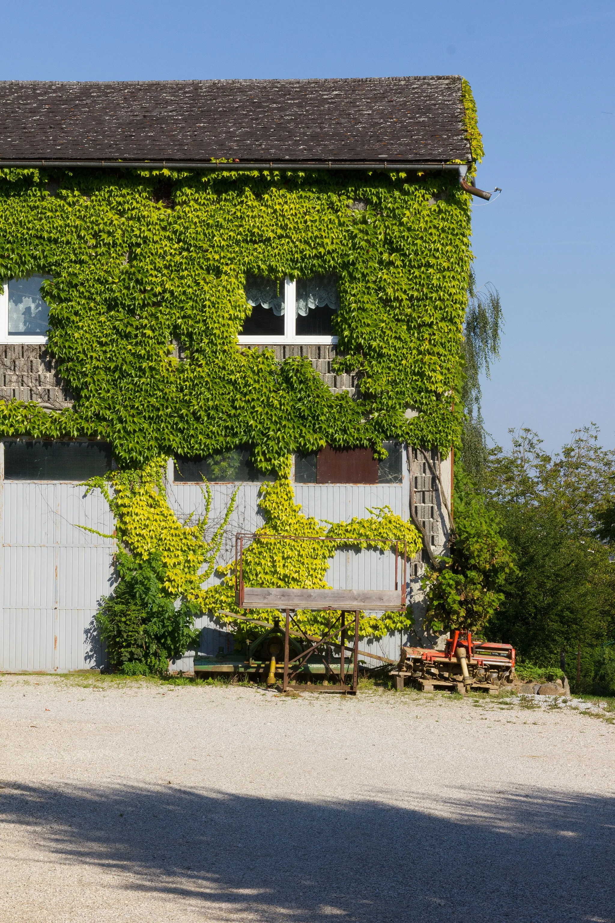 Photo showing: The building Grünburgstraße 21 in Rufling, that appears to be used for the processing of agricultural products.