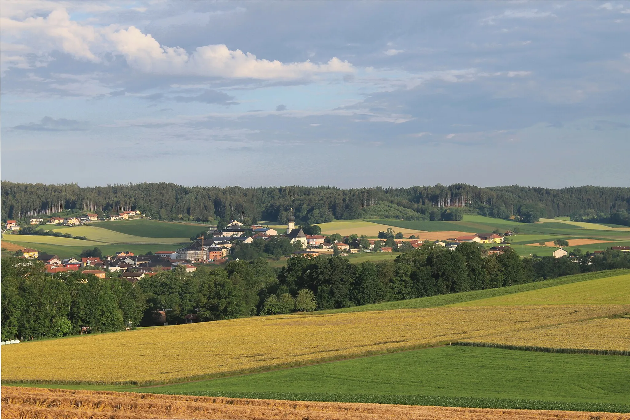 Photo showing: Höhnhart liegt an den Ausläufern des Kobernaußenwaldes inmitten landwirtschatlich genutzter Felder. Die sanften Hügel werden vom "Veiterbach" durchzogen, der bei Altheim in die Altheimer Ache mündet. Die Kirche von Höhnhart ist dem Hl. Jakobus geweiht.