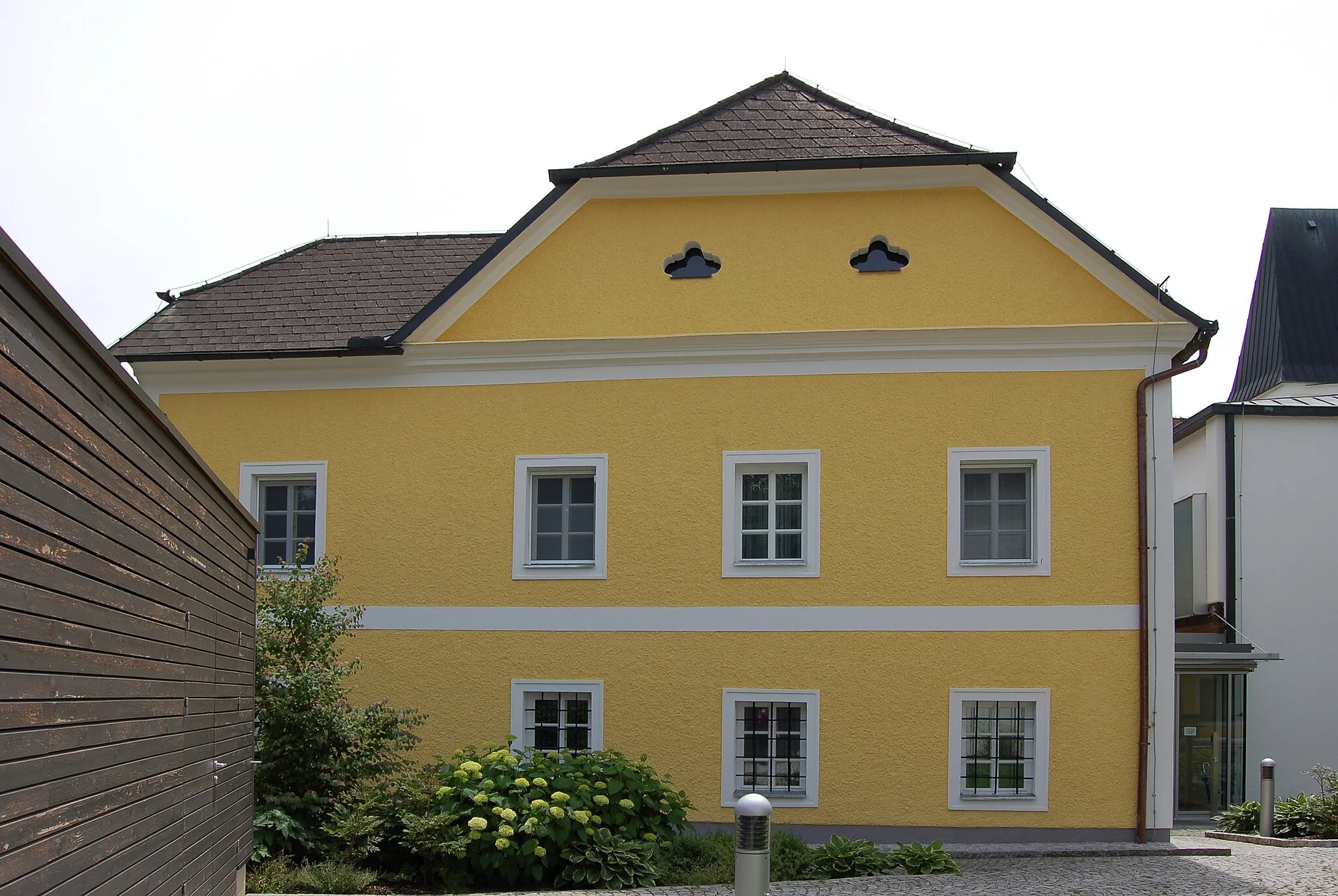 Photo showing: Der Pfarrhof in Walding (Oberösterreich).

This media shows the protected monument with the number 1562 in Austria. (Commons, de, Wikidata)