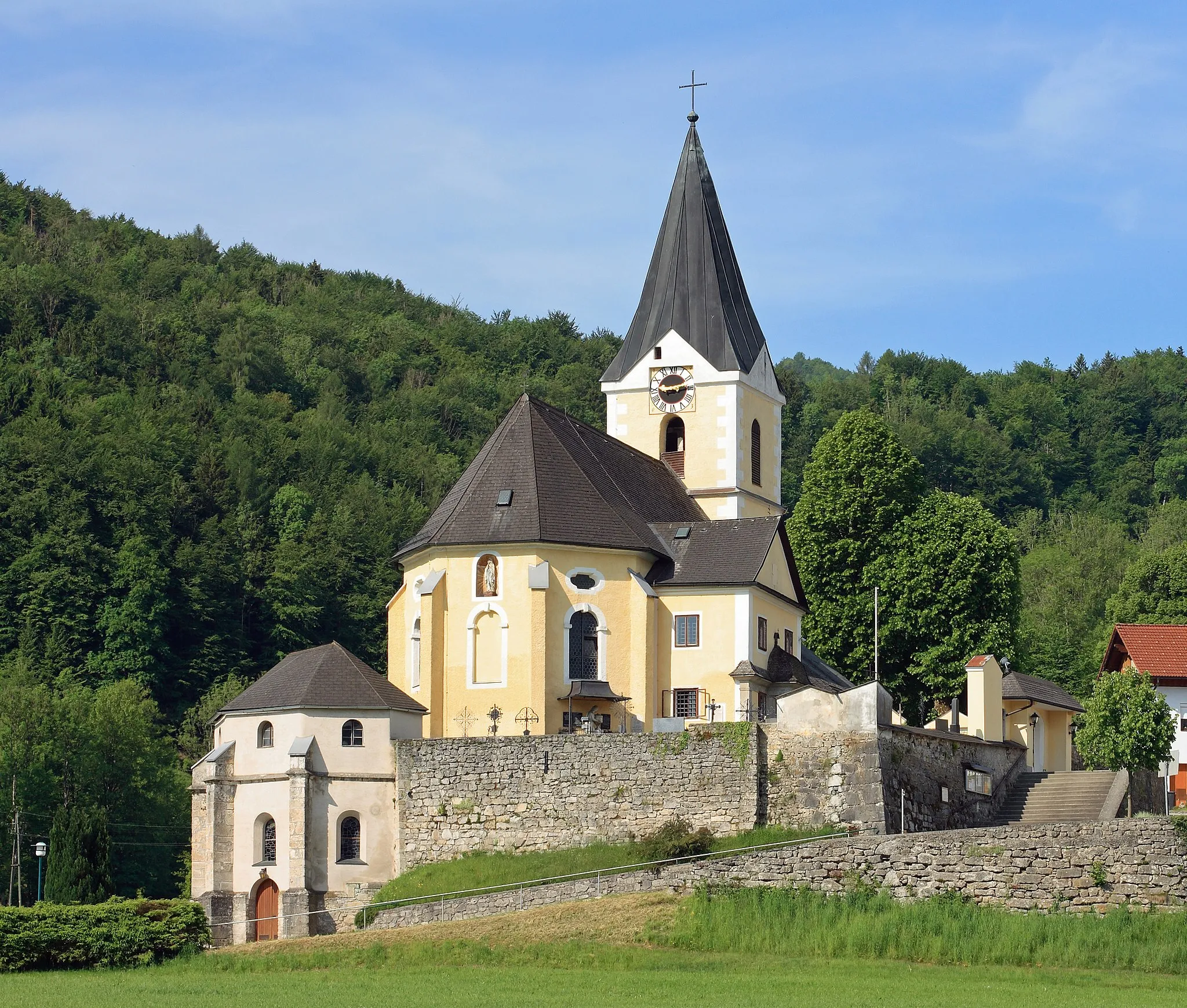 Photo showing: Die Leonsteiner Pfarrkirche (Gemeinde Grünburg)