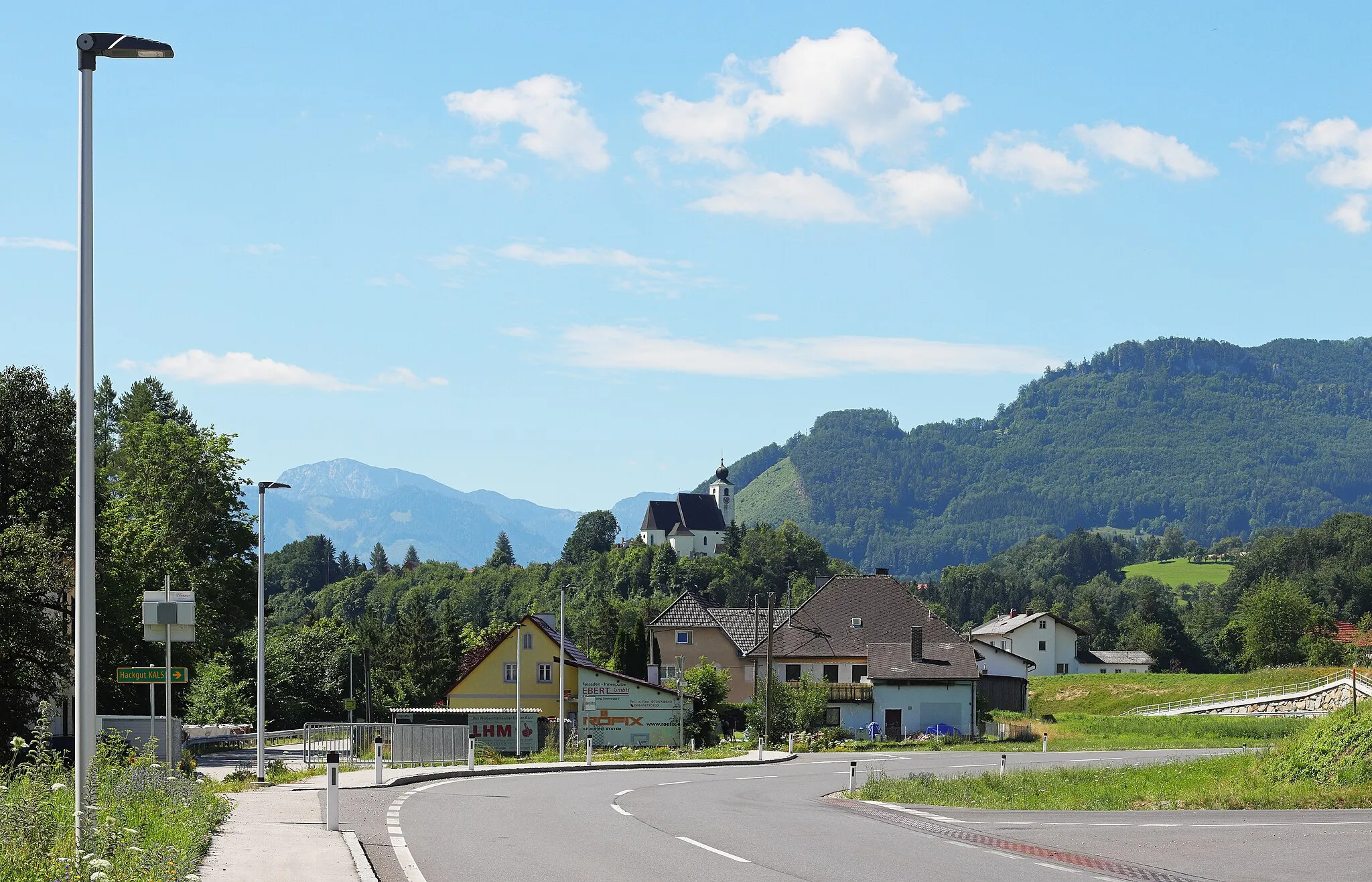 Photo showing: Blick von der Steyrtalstraße auf den Hügel mit der Grünburger Pfarrkirche. Links im Hintergrund das Schillereck mit den Kleinen- und Großen Spitzberg, rechts der Kleine Landsberg