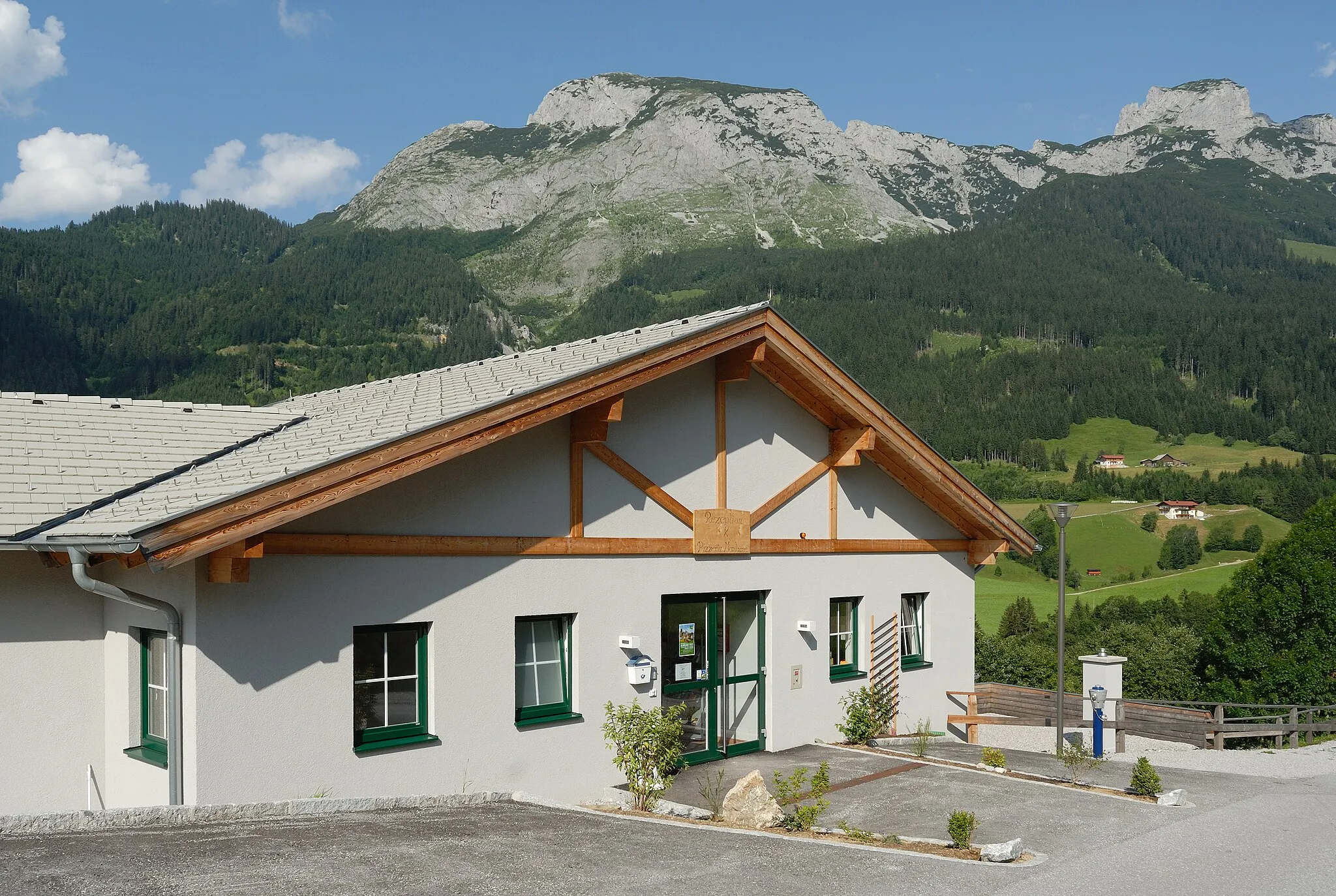 Photo showing: Reception of the Alpine Village Dachstein-West, Annaberg-Lungötz, in front of the Gosaukamm which is part of the Dachstein mountains.