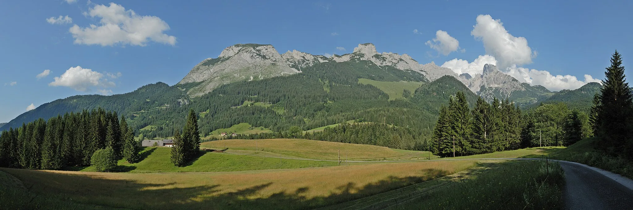 Photo showing: West view of Gosaukamm with Bischofsmütze seen from Kopfberg, Annaberg-Lungötz, Austria. Panorama of 41 images. The picture contains notes created with ImageAnnotator, please install it first if you want to see the labels. – I thank Mike Ramsauer of Gosaukamm.at who helped me to identify several peaks.