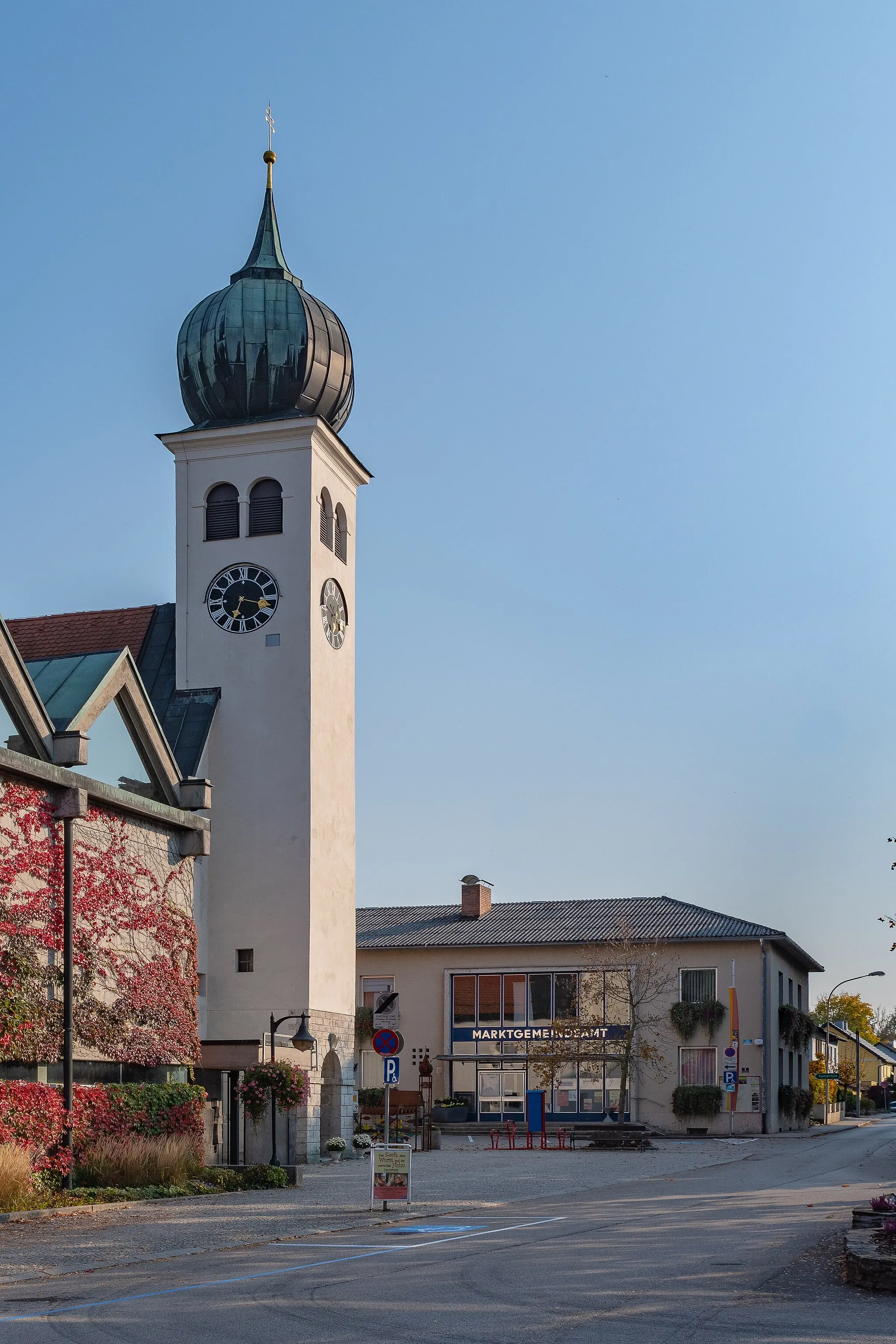 Photo showing: Parish church