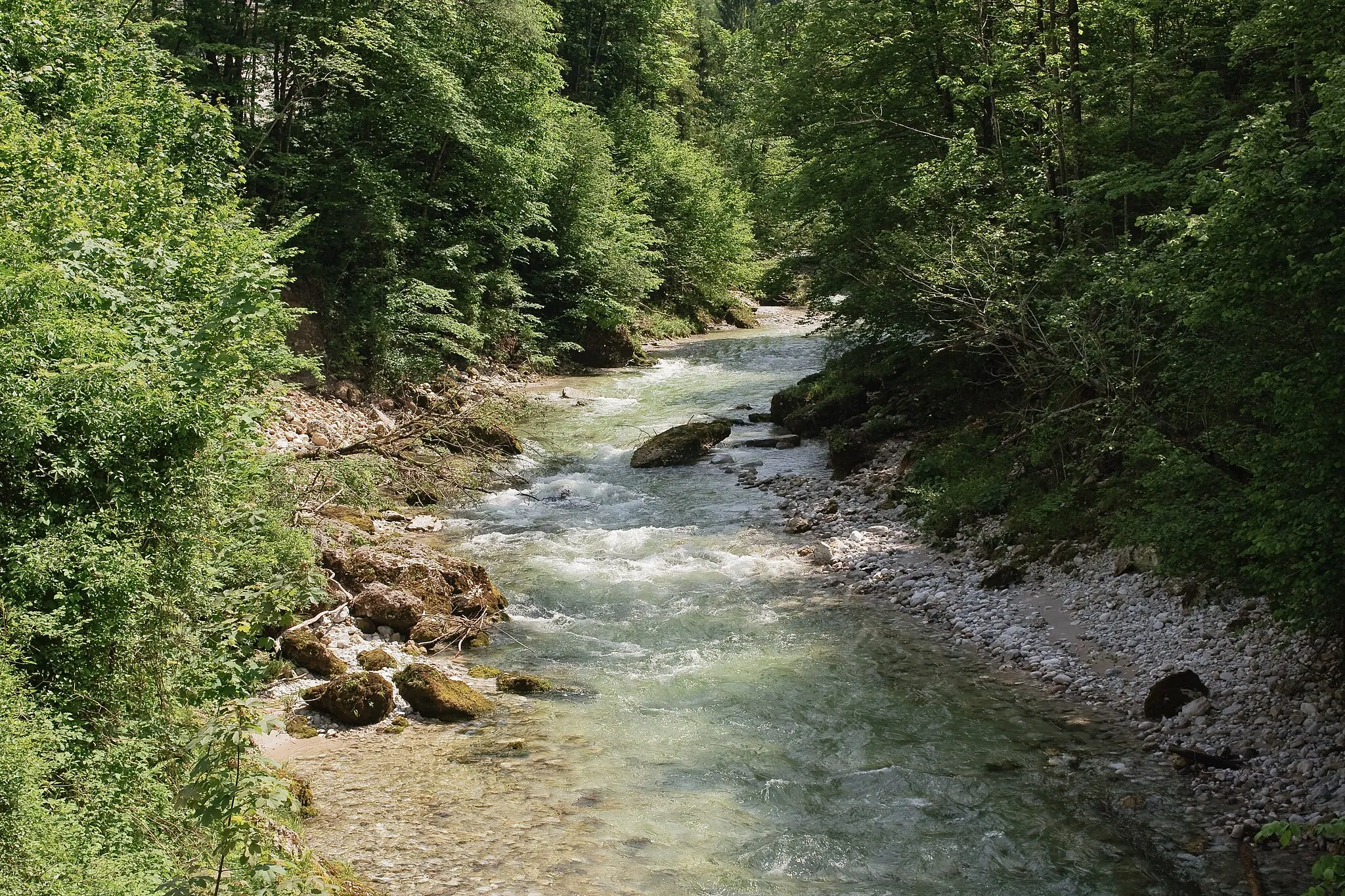 Photo showing: Die Krumme Steyrling in der Innerbreitenau (Molln). Blick von einer Straßenbrücke flussaufwärts