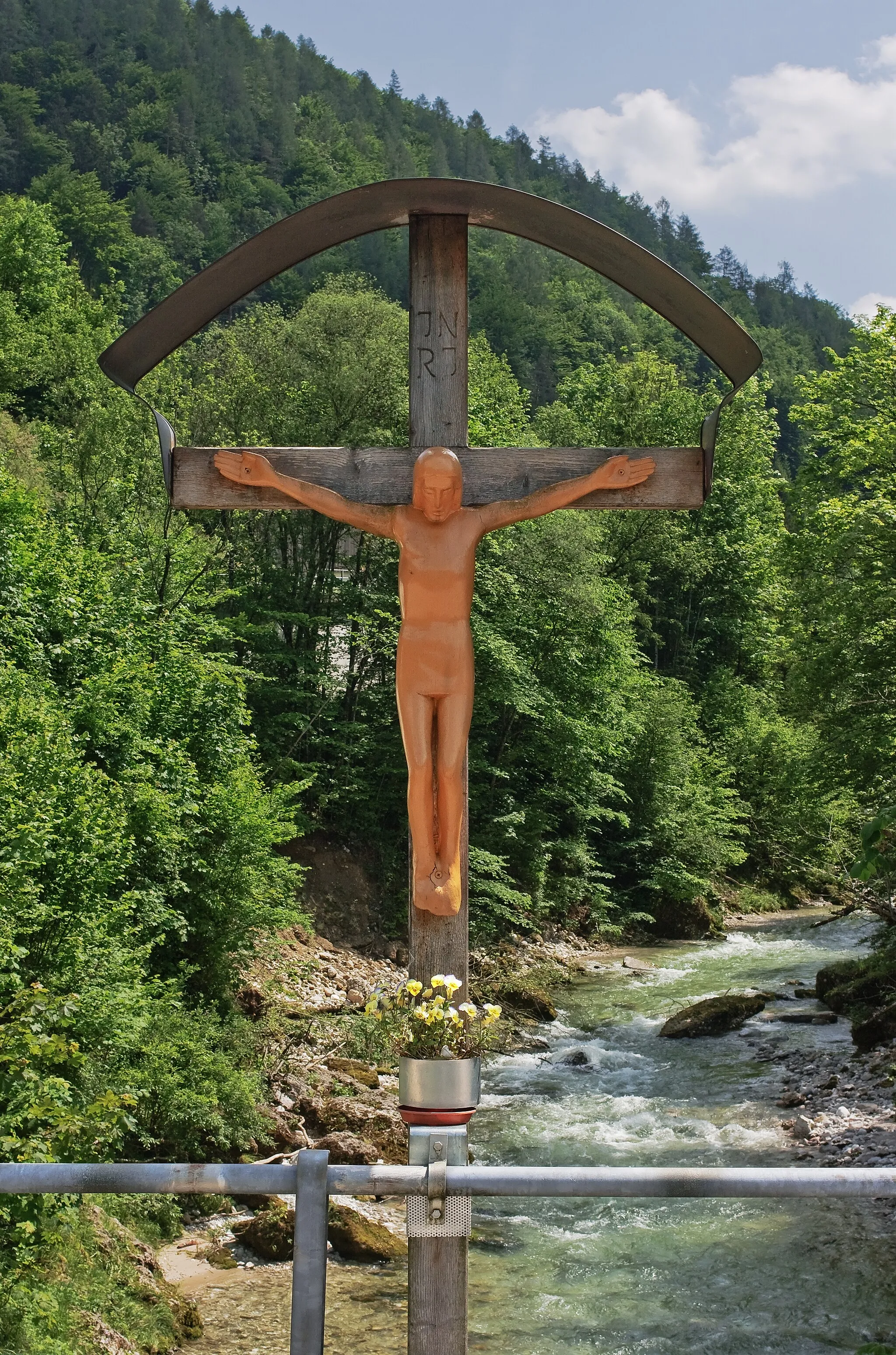 Photo showing: Kruzifix auf einer Brücke über die Krumme Steyrling (Molln, Innerbreitenau)