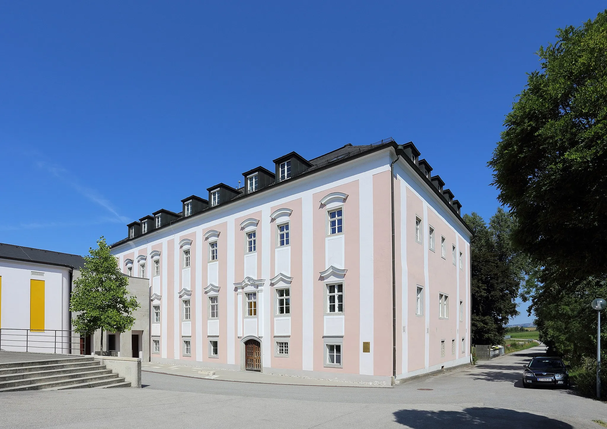 Photo showing: Ehemaliges Schloss in Dachsberg, ein Ortsteil der oberösterreichischen Gemeinde Prambachkirchen. Das Schloss Dachsberg wurde nach einem Brand 1672 wieder aufgebaut, im 18. Jahrhundert neu fassadiert und dient seit 1921 als Schulgebäude.