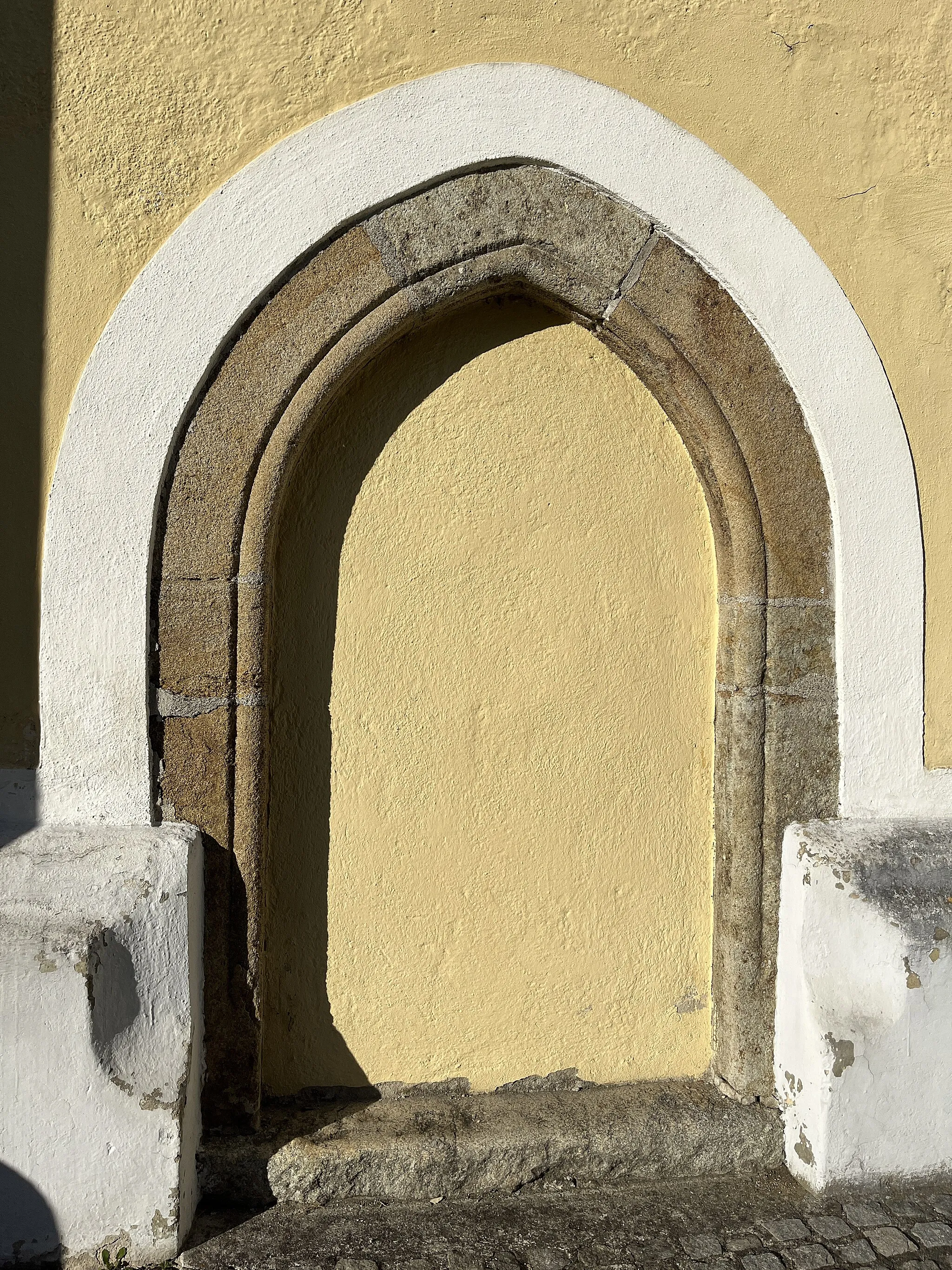 Photo showing: Pfarrkirche Prambachkirchen - vermauertes gotisches Seitenportal