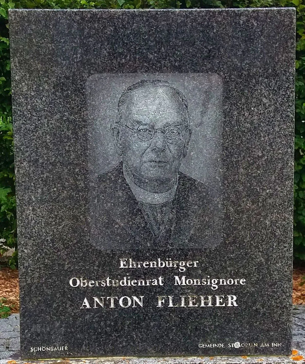 Photo showing: Monsignore-Flieher-Denkmal