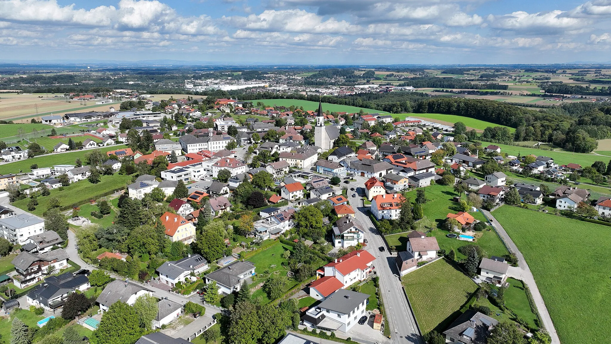 Photo showing: Southwest view of Ohlsdorf in Upper Austria.