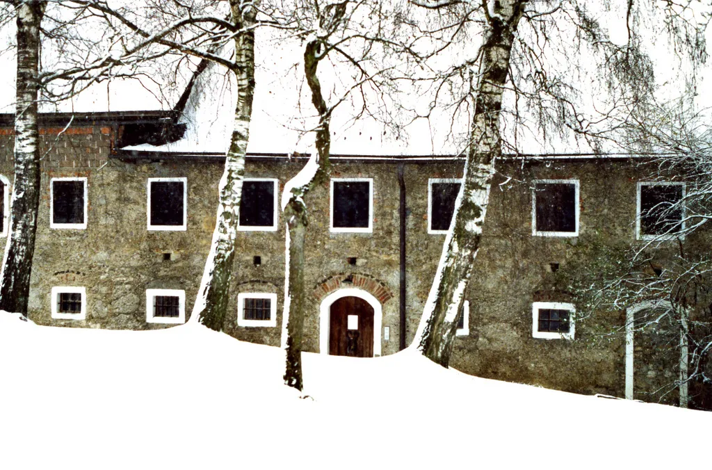 Photo showing: Christiaan Tonnis ~ Thomas Bernhard's House #2 / Photography (1992) / Video (2006)
At the 25th of December 1992 I traveled to writer Thomas Bernhard and made some photographs of his house, which is located in Ohlsdorf-Obernathal, Austria. Obernathal consists of three barnyards and one chapel. I crossed a wood, and suddenly I was there.

At the 5th of July 2006 I used these photographs to create a video called "Thomas Bernhard's House - A Visit".