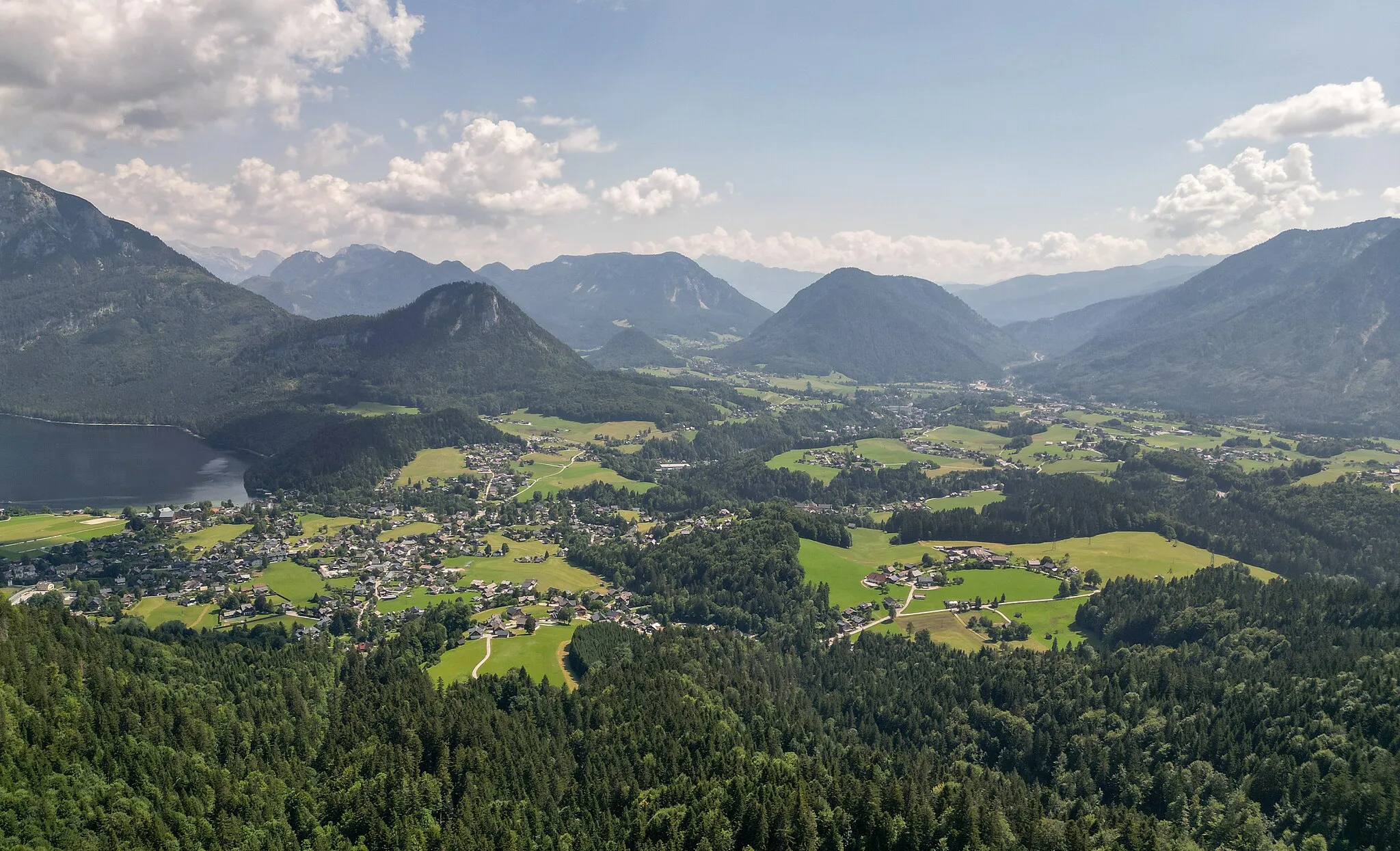 Photo showing: Luftbild vom Ausseerland mit den Ortschaften Altaussee und Bad Aussee