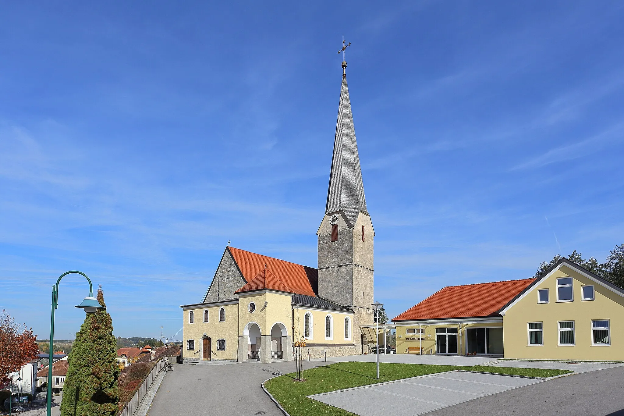 Photo showing: Südwestansicht der katholischen Pfarrkirche hl. Kreuz in der oberösterreichischen Gemeinde Senftenbach. Eine spätgotische Kirche mit einem einschiffigen, dreijochigen Langhaus, einem leicht eingezogenen einjochigen Chor und einem Turm im südlichen Chorwinkel. Ende des 19. Jahrhunderts wurde südseitig ein dreijochiges Seitenschiff angebaut.