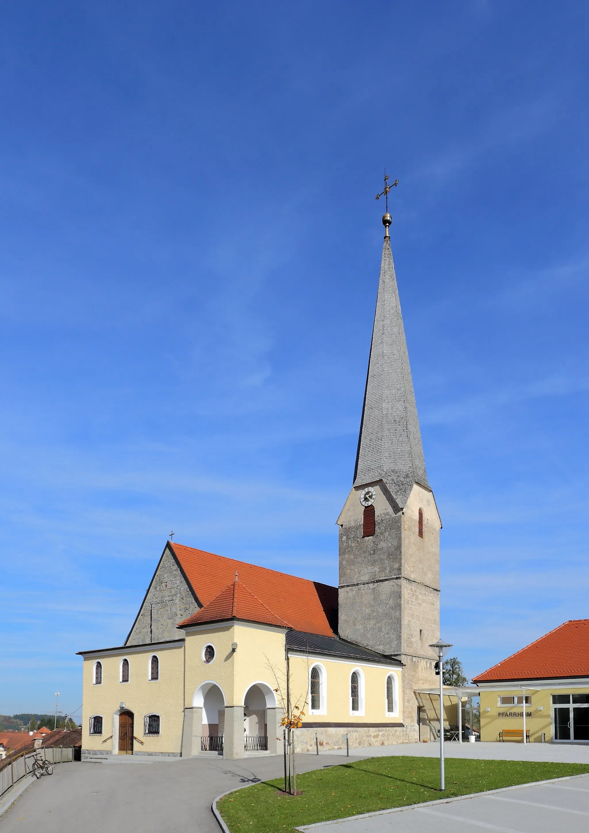 Photo showing: Südwestansicht der katholischen Pfarrkirche hl. Kreuz in der oberösterreichischen Gemeinde Senftenbach. Eine spätgotische Kirche mit einem einschiffigen, dreijochigen Langhaus, einem leicht eingezogenen einjochigen Chor und einem Turm im südlichen Chorwinkel. Ende des 19. Jahrhunderts wurde südseitig ein dreijochiges Seitenschiff angebaut.