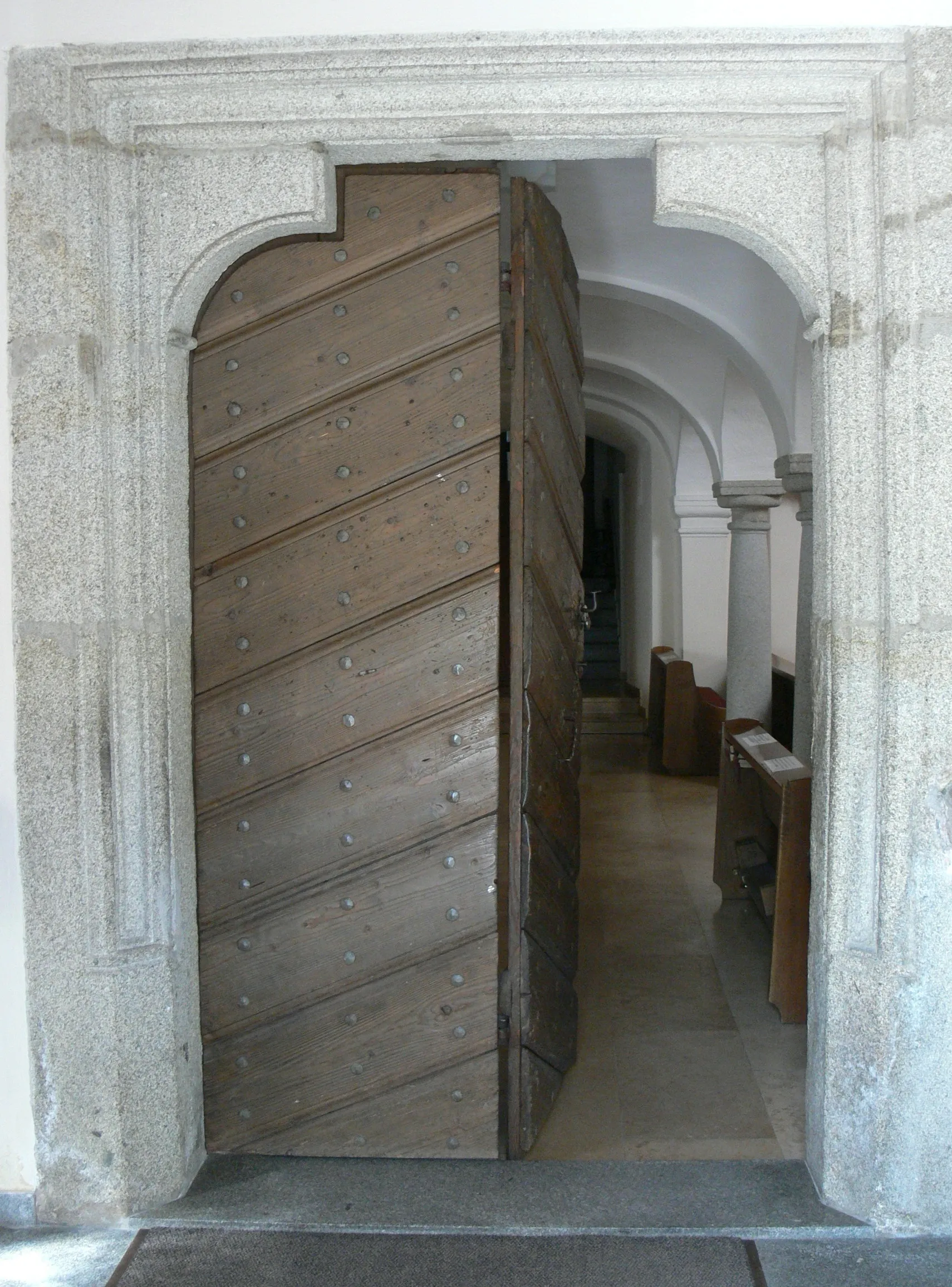 Photo showing: Helfenberg ( Upper Austria ). Saint Erhard parish church: Gothic portal ( 1500 ).