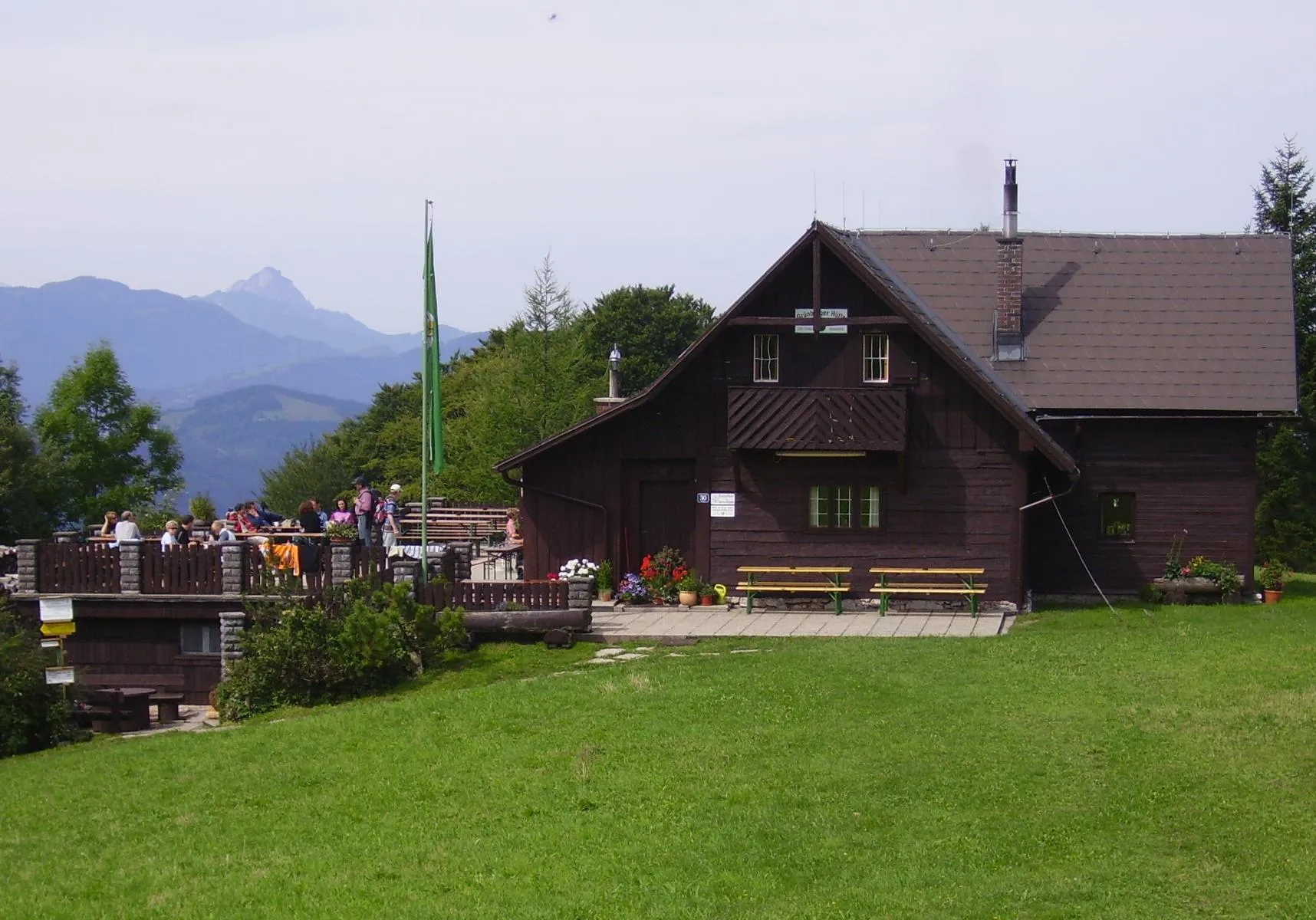 Photo showing: Mountain refuge "Grünburger Hütte" in the Upper-Austrian Alps near Steinbach an der Steyr. Mount Traunstein in the background on the left.