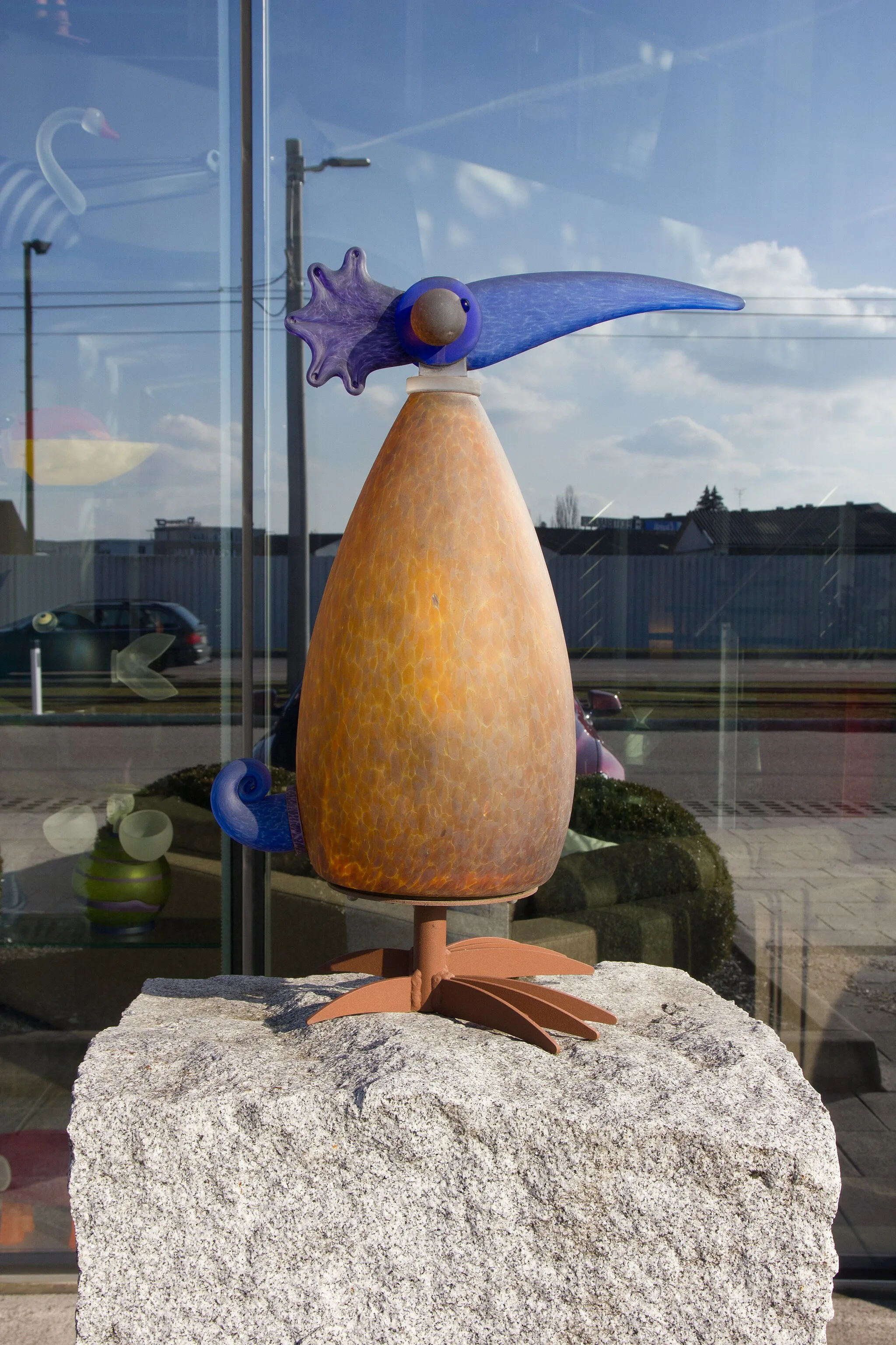 Photo showing: A sculpture in front of a shop in Pasching.