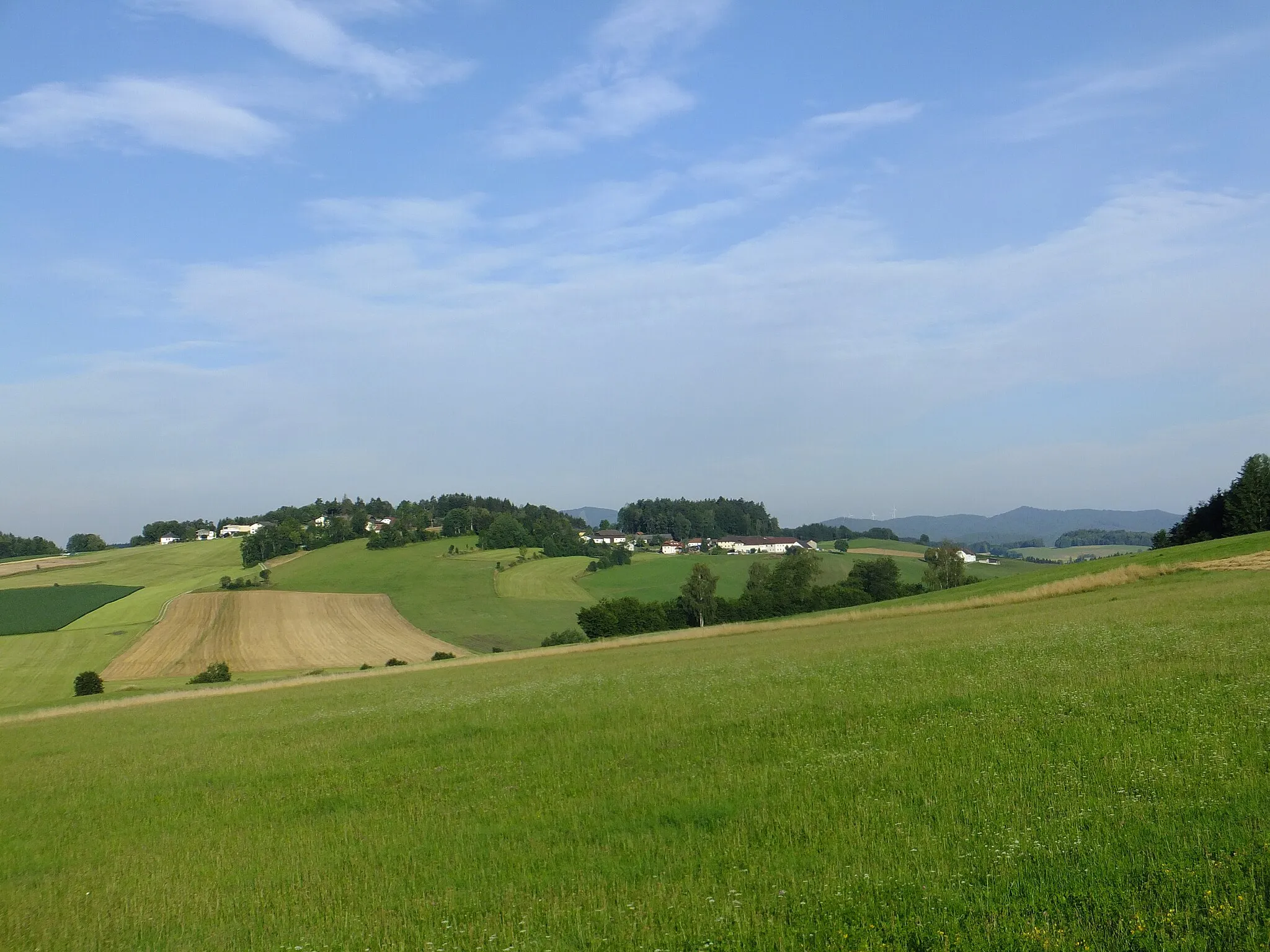 Photo showing: Eibenstein (part of Rainbach im Mühlkreis) - the view from the east, from the road Summerau - Zulissen