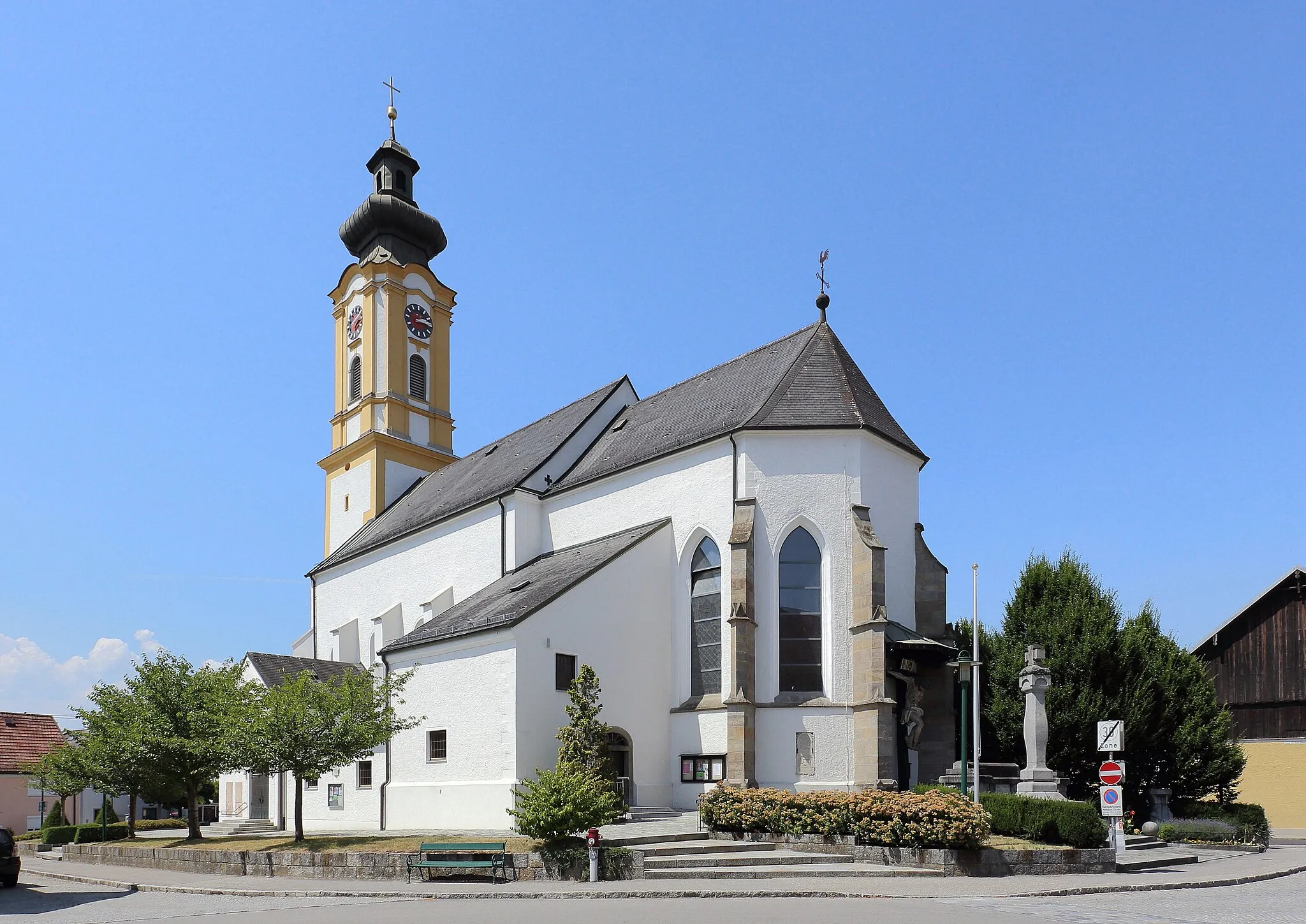 Photo showing: Die röm.-kath. Pfarrkirche hl. Stephan in der oberösterreichischen Marktgemeinde Andorf. Der Chor und der Unterbau des Turmes ist gotisch. Das Langhaus errichtete der Schärdinger Baumeister Georg Türk in den Jahre 1760 bis 1762 im barocken Stil. Die Glockenstube des Kirchturmes wurde 1745/46 sowie 1818/19 umgebaut.