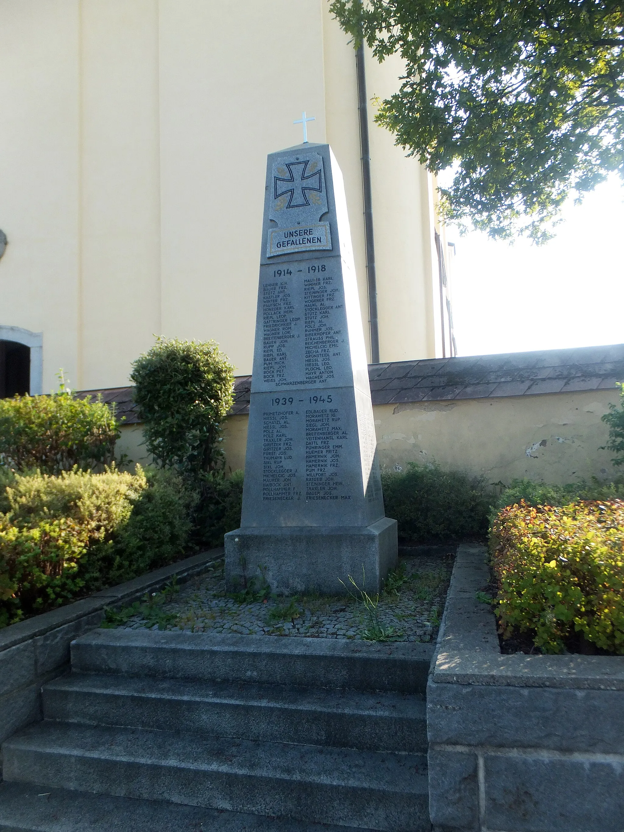 Photo showing: World Wars fallens memorial in Sandl