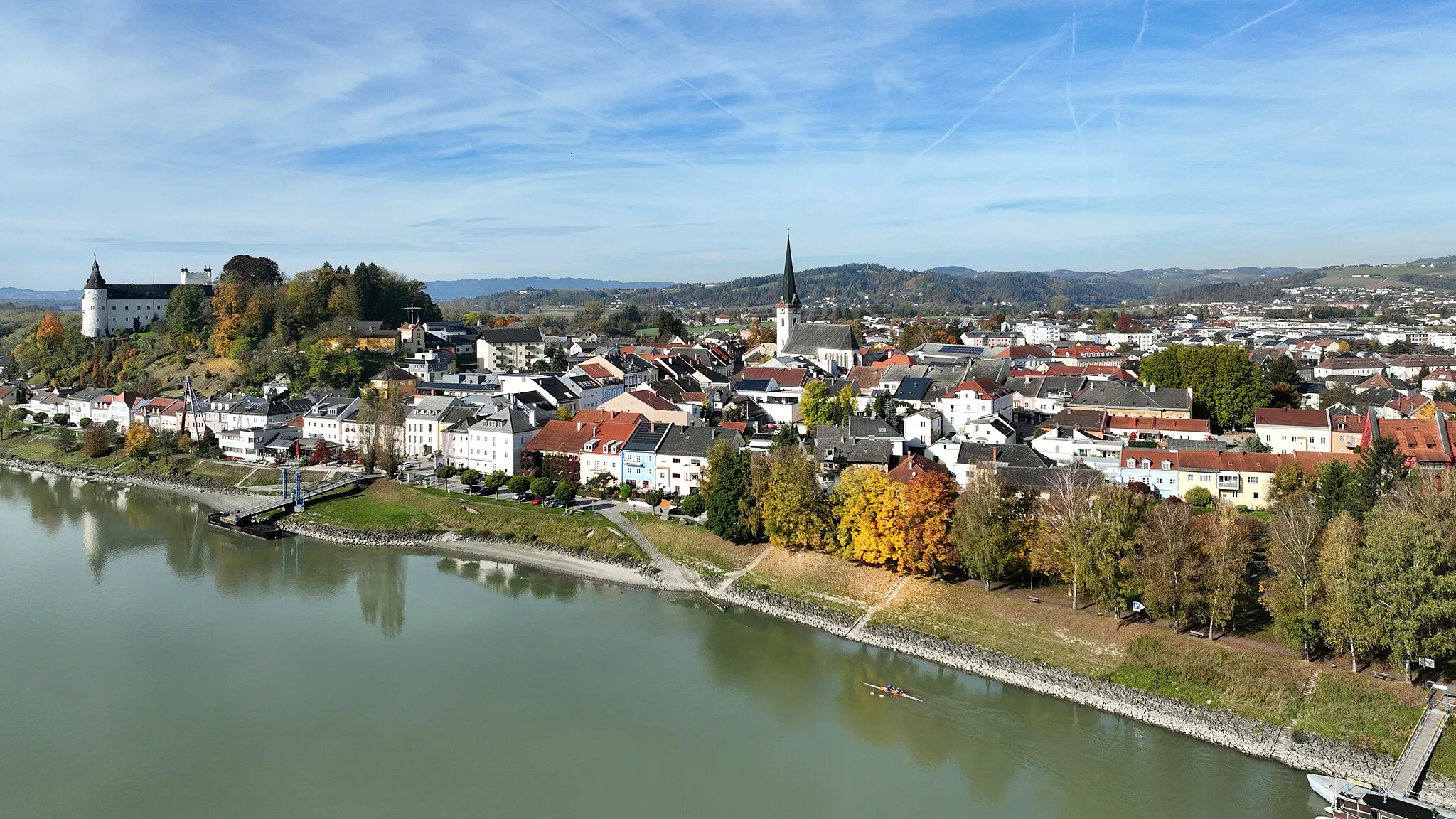 Photo showing: Southeast view of Ottensheim in Upper Austria.