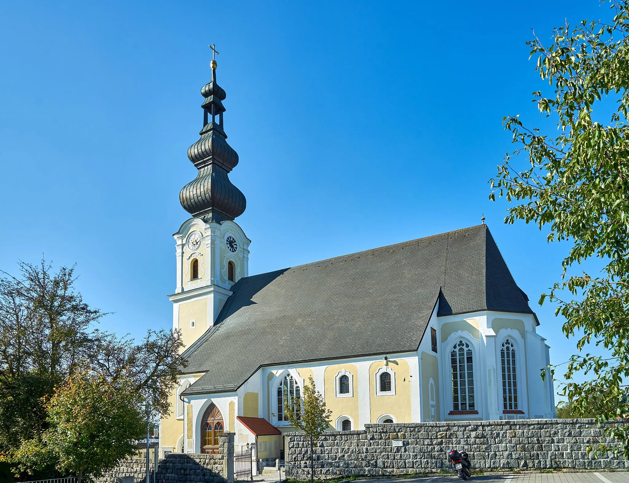 Photo showing: Katholische Pfarrkirche Mariä Himmelfahrt (Waldzell, Ried im Innkreis), Ansicht von Südosten