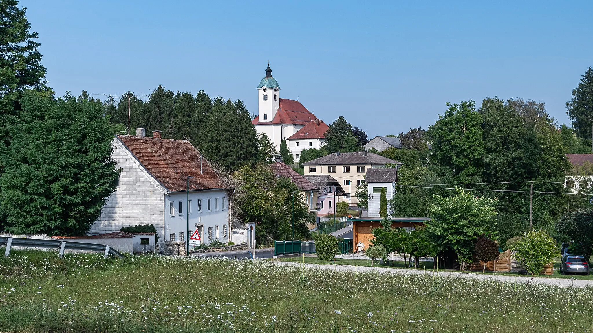 Photo showing: View on village Schiedlberg with parish church of the annunciation of Mary, Upper Austria