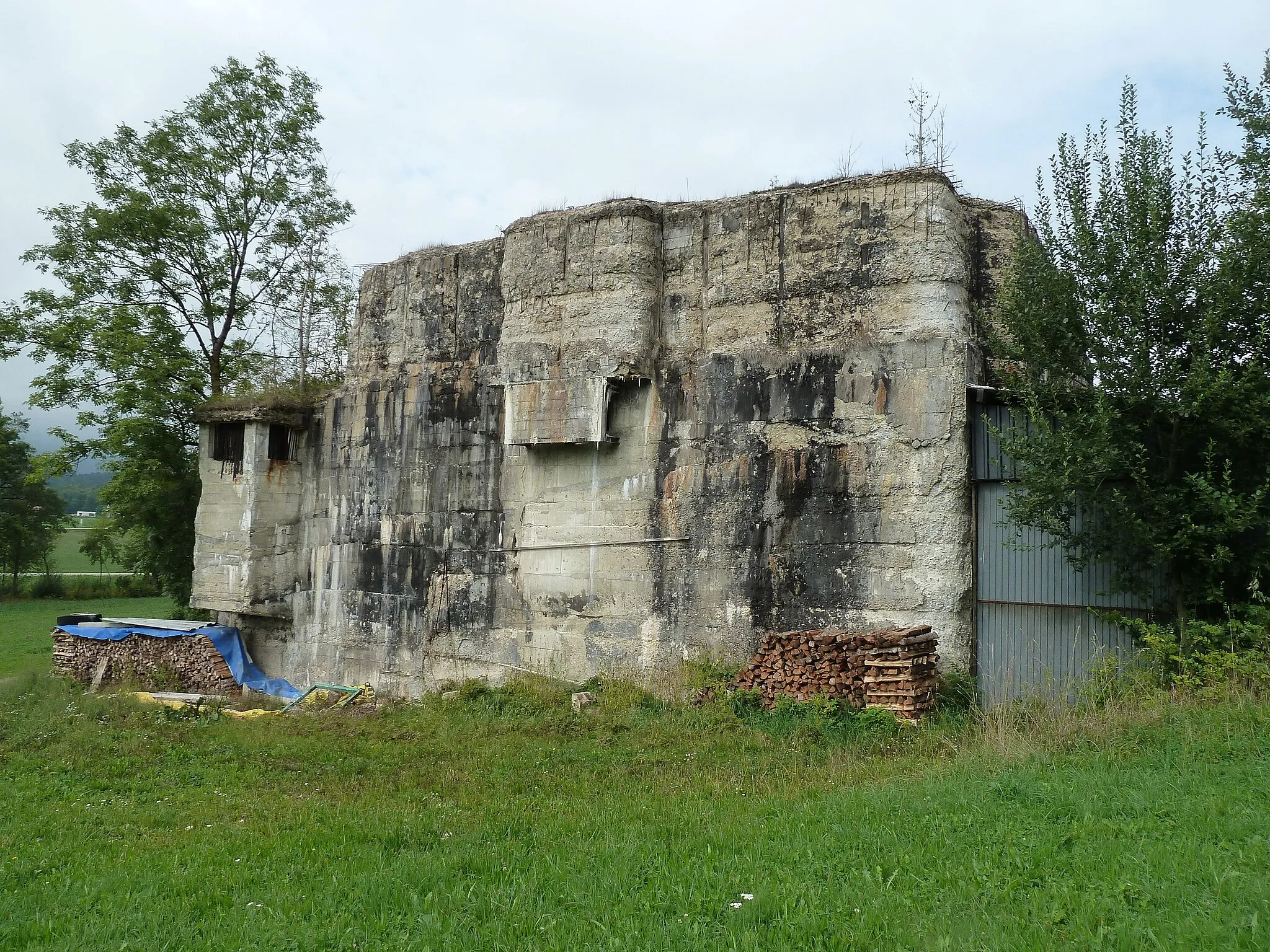 Photo showing: Trafobunker of KZ "Schlier" in Redl-Zipf. Place is now used for storing agricultural goods and machinery.