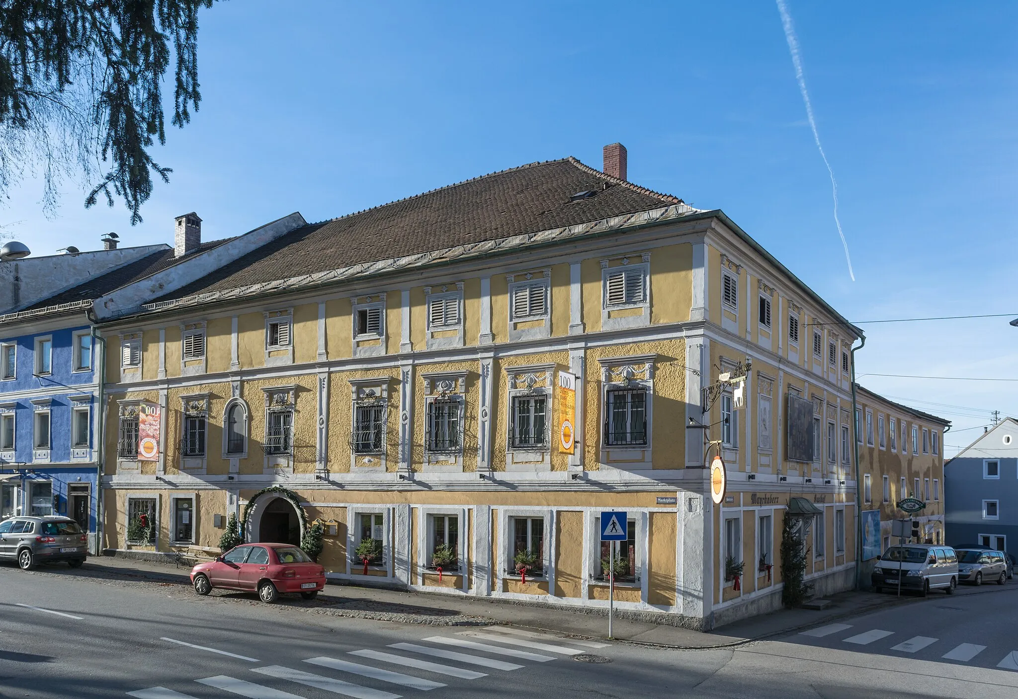 Photo showing: The inn "Zum Weißen Lamm" in Waizenkirchen (Upper Austria) was erected in 1587 as a brewery. Since 1656 it was also an Inn. The original building was destroyed by fire in 1704. The composer Wilhelm Kienzl was born here in 1857.