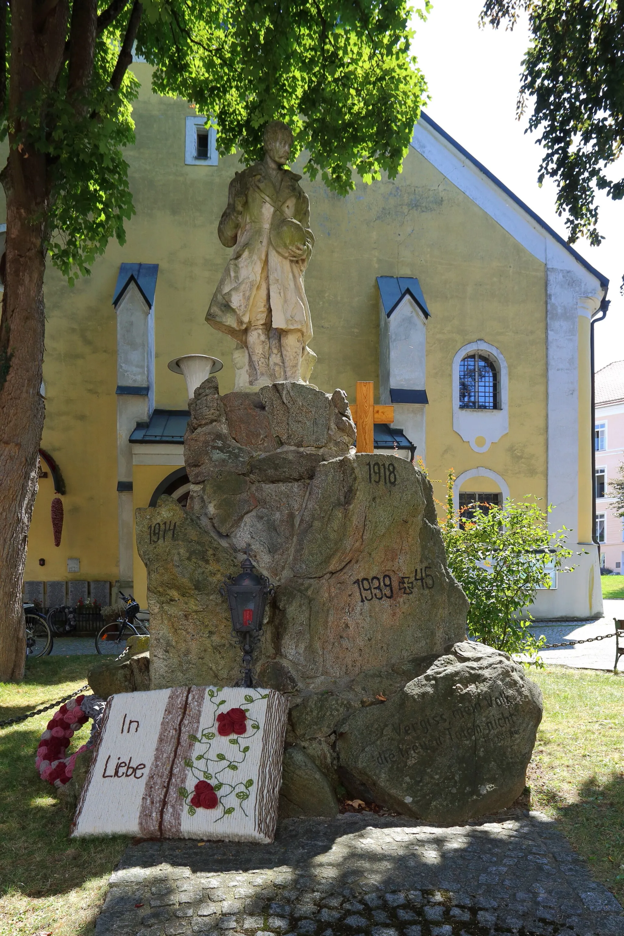 Photo showing: Kriegerdenkmal in Gedenken an die Gefallenen des I. und II. Weltkrieges in der oberösterreichischen Marktgemeinde Waizenkirchen.