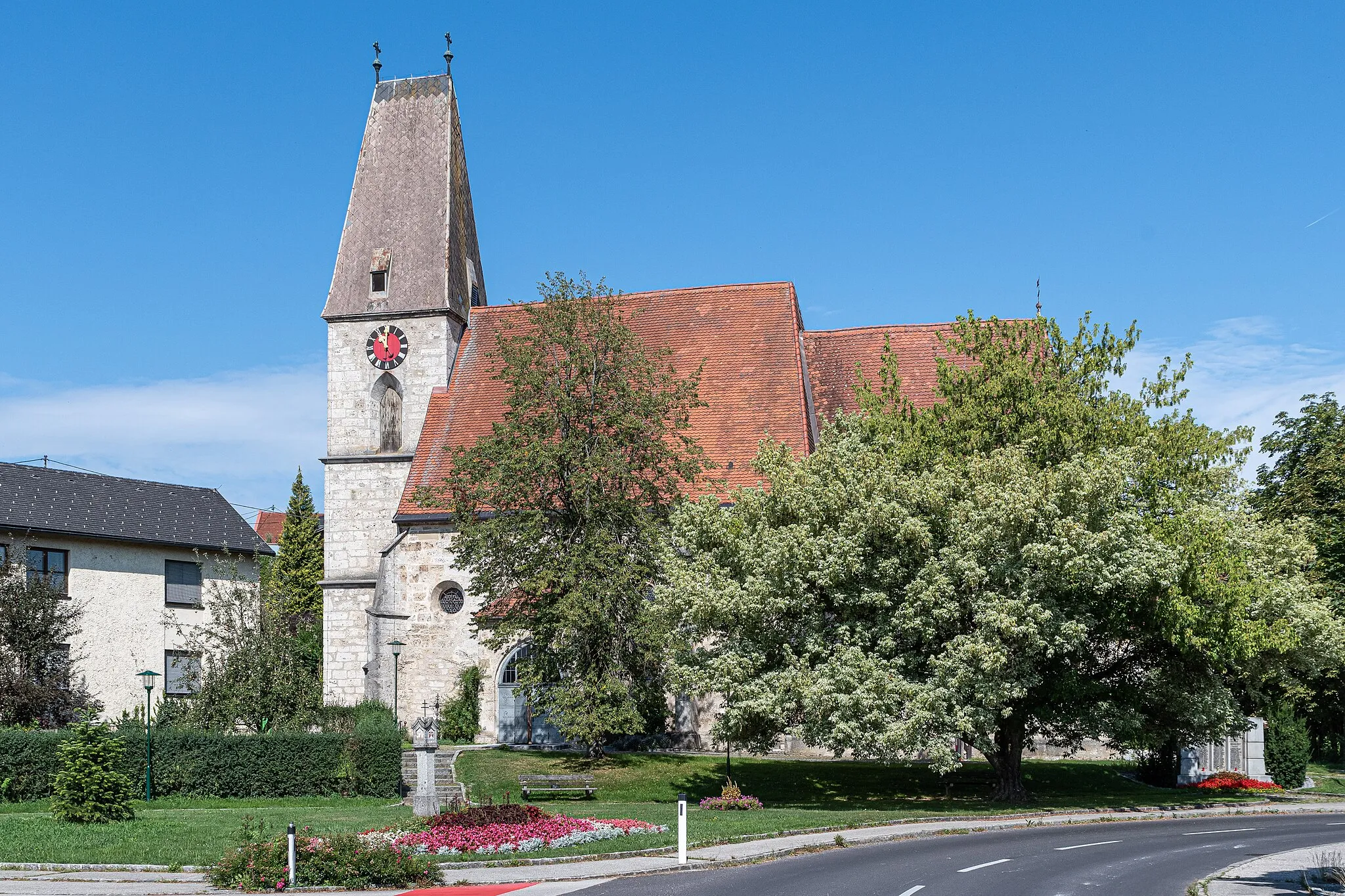 Photo showing: The parish church of Saint Margaret the Virgin is located in the center of the vilage Sipbachzell in Upper Austria.