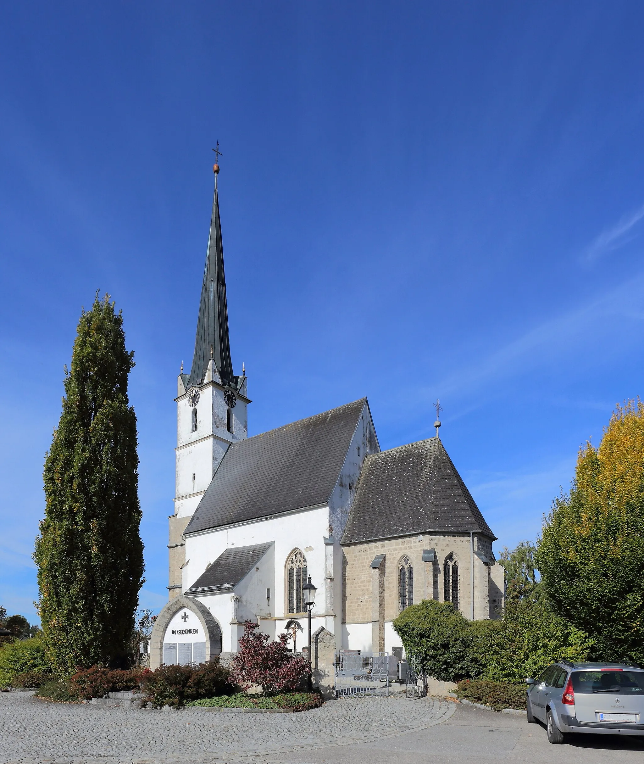 Photo showing: Südostansicht der katholischen Pfarrkirche Mariä Himmelfahrt in der oberösterreichischen Gemeinde Mühlheim am Inn. Ein gotischer Sakralbau um 1500 mit einem Westturm, einem einschiffigen, dreijochigen Langhaus und einem eingezogenen, niedrigeren Chor.