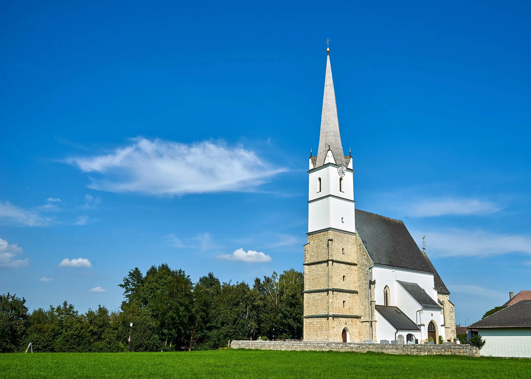 Photo showing: Pfarrkirche Mariä Himmelfahrt (Mühlheim am Inn) Ansicht von Südwesten