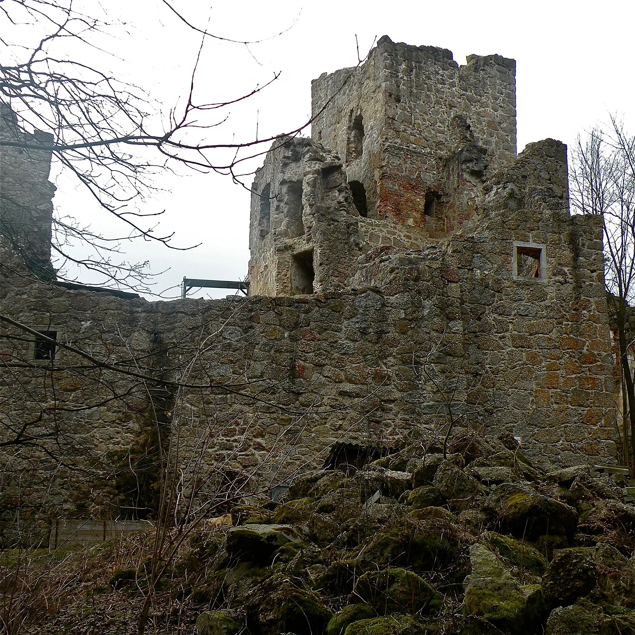 Photo showing: Burgruine Windhaag bei Perg im Bezirk Perg in Oberösterreich. Ostseite. Renovierungszustand 2011