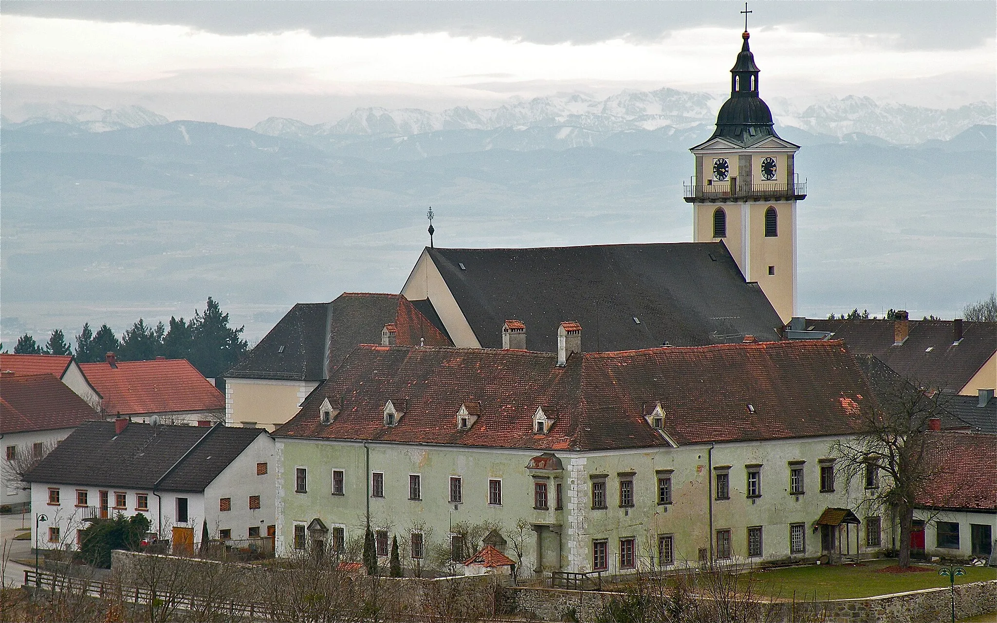 Photo showing: Pfarrkirche Windhaag mit Teilen des ehemaligen Dominikanerklosters Windhaag bei Perg im Bezirk Perg in Oberösterreich.