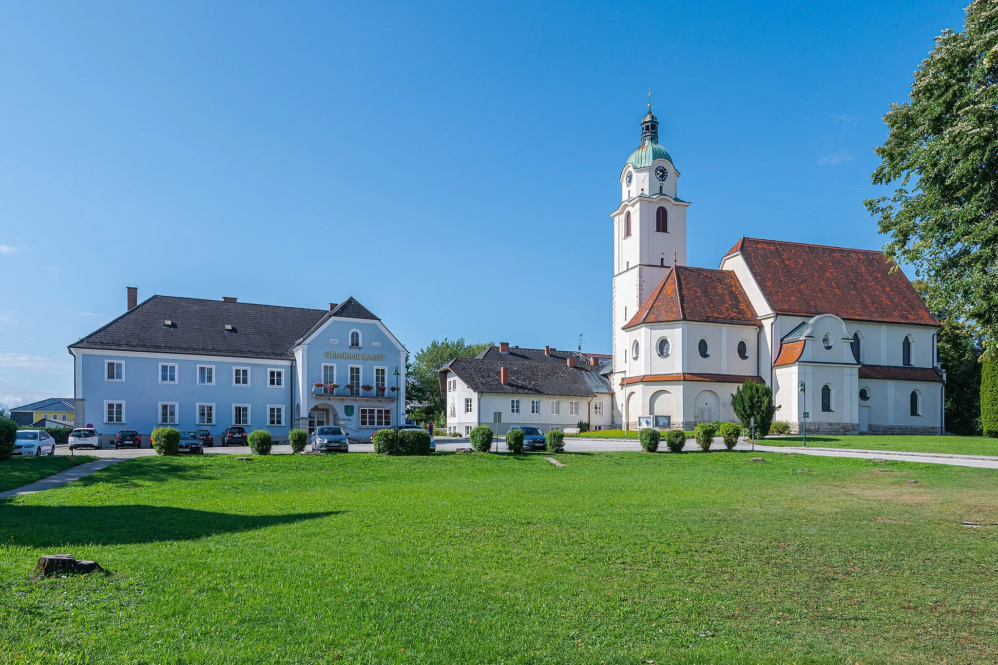 Photo showing: At the market place of Sattledt in Upper Austria there are the town hall and the parish church of saint Stephanus.