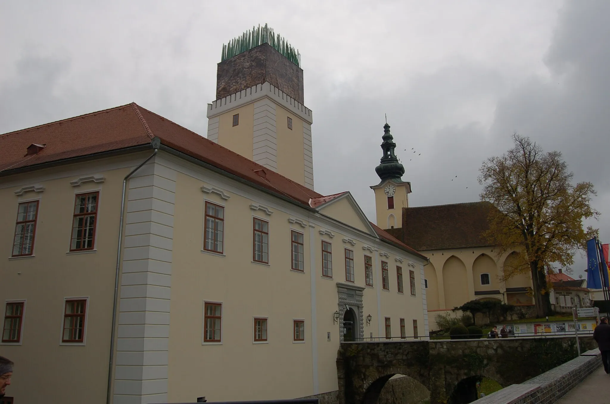 Photo showing: Castle (one of the sites of the 2007 Lower Austrian Provincial Exhibition) and church of St. Peter in der Au, Lower Austria