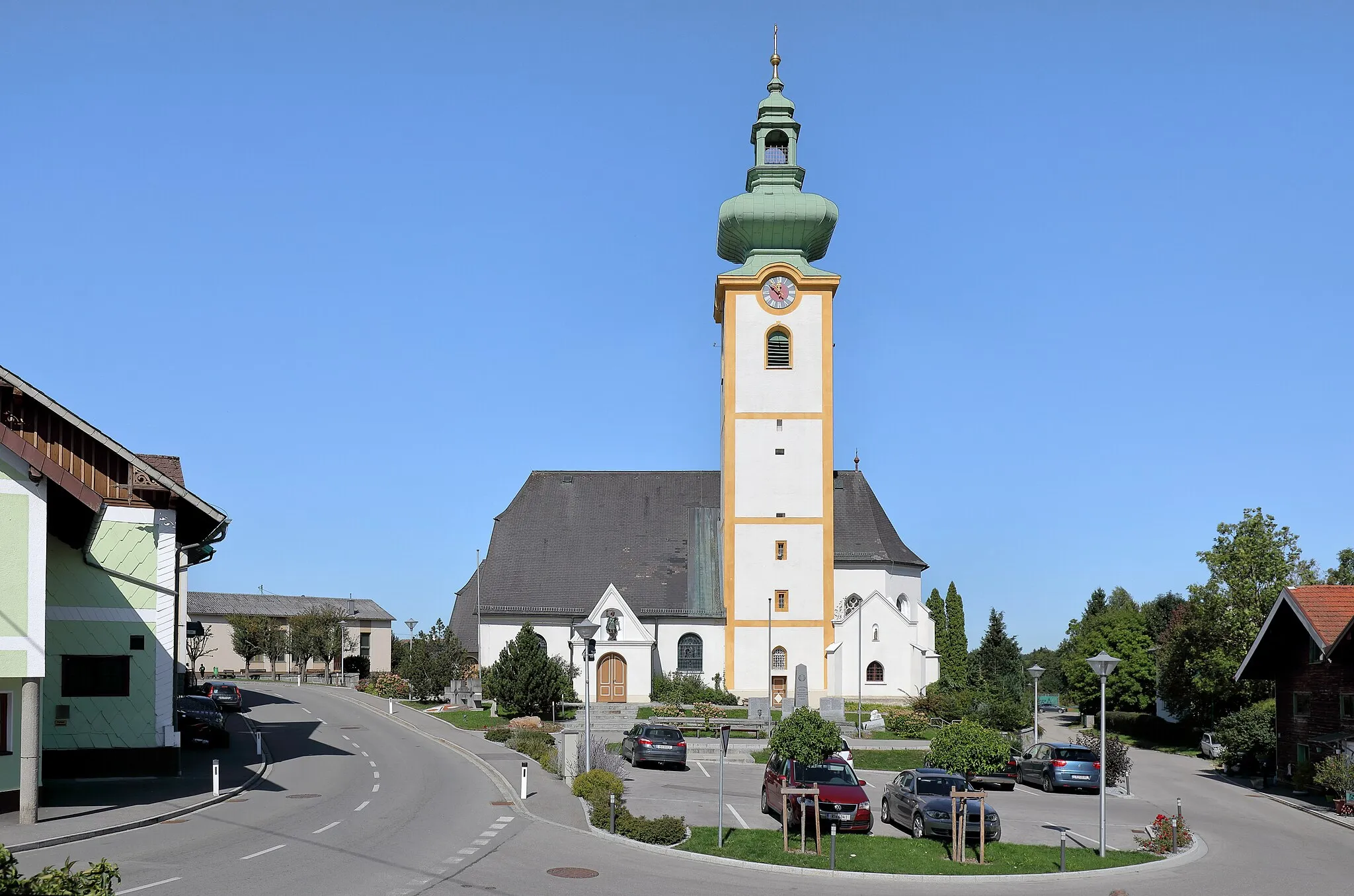 Photo showing: Südsüdostansicht der röm.-kath. Pfarrkirche hl. Michael in der oberösterreichischen Gemeinde Hohenzell. Ursprünglich eine gotische Kirche mit Dachreiter. Der Glockenturm im südlichen Chorwinkel wurde zur Barockzeit errichtet und 1685 wurde eine Seitenkapelle mit einer kleinen Eingangshalle angebaut.