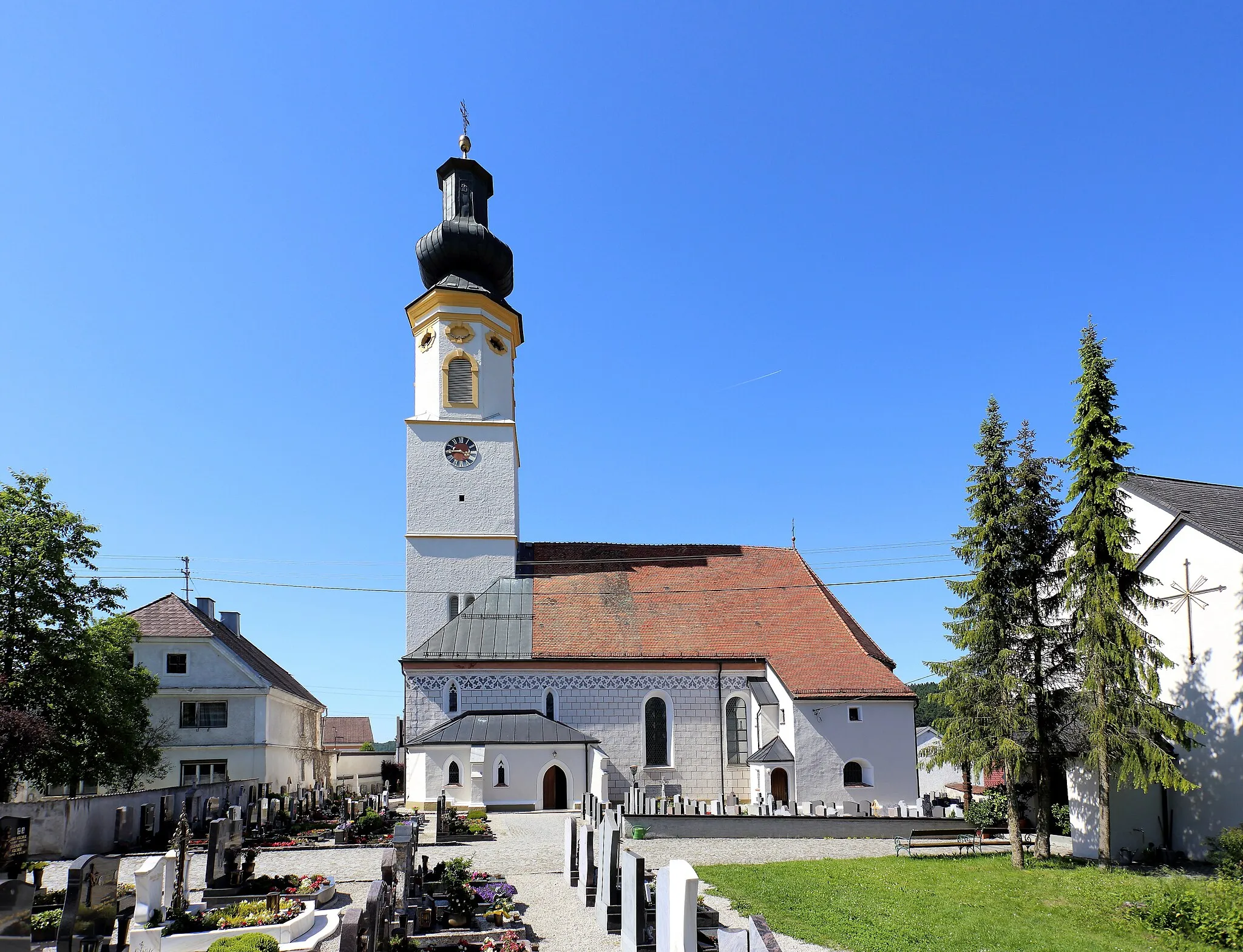 Photo showing: Südansicht der katholischen Pfarrkirche Mariä Himmelfahrt in der oberösterreichischen Gemeinde Pischelsdorf am Engelbach. Ein geschichtlich bedeutender Bau aus den Jahren 1392 bis 1419 mit einem dreischiffigen Langhaus. Dem Westturm wurde eine barocke Glockenstube und ein Zwiebelhelm aufgesetzt.