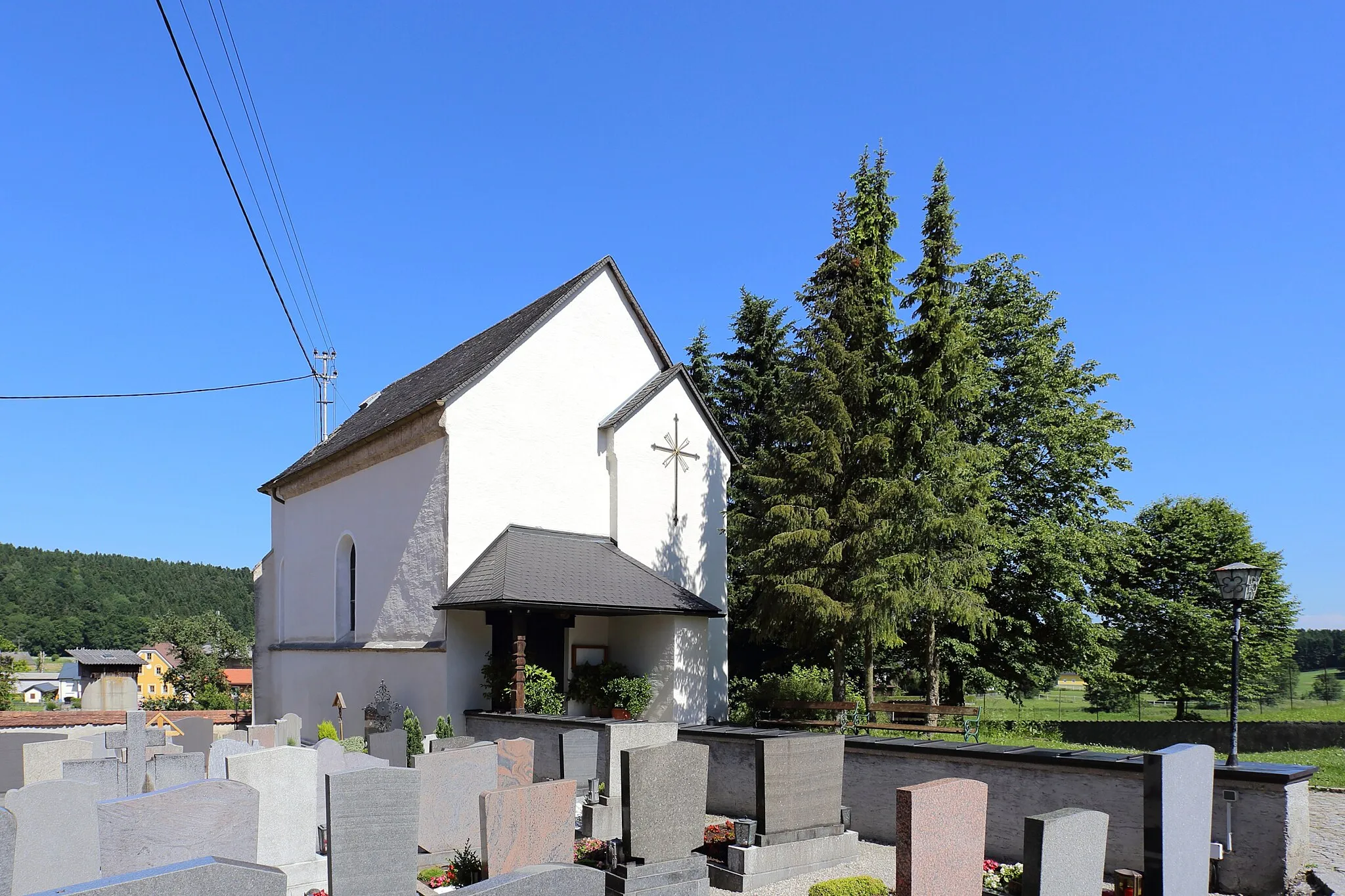 Photo showing: Die Aufbahrungshalle und ehem. Annakapelle in der oberösterreichischen Gemeinde Pischelsdorf am Engelbach.