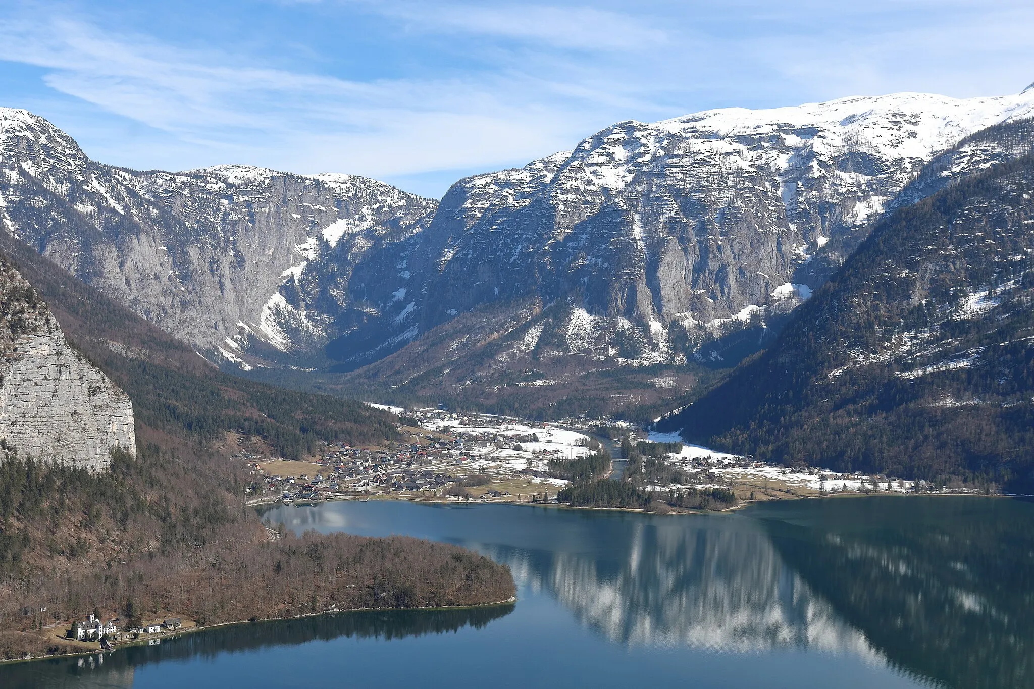 Photo showing: Blick von der 2013 errichteten Aussichtsplattform „Welterbeblick“ auf die oberösterreichische Gemeinde Obertraun am südöstlichen Ufer des Hallstätter Sees und links unten das Schloss Grub.