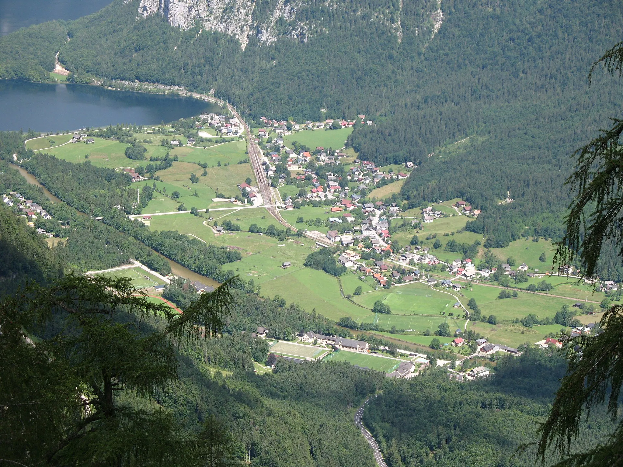 Photo showing: Obertraun by Hallstatt Lake, Austria