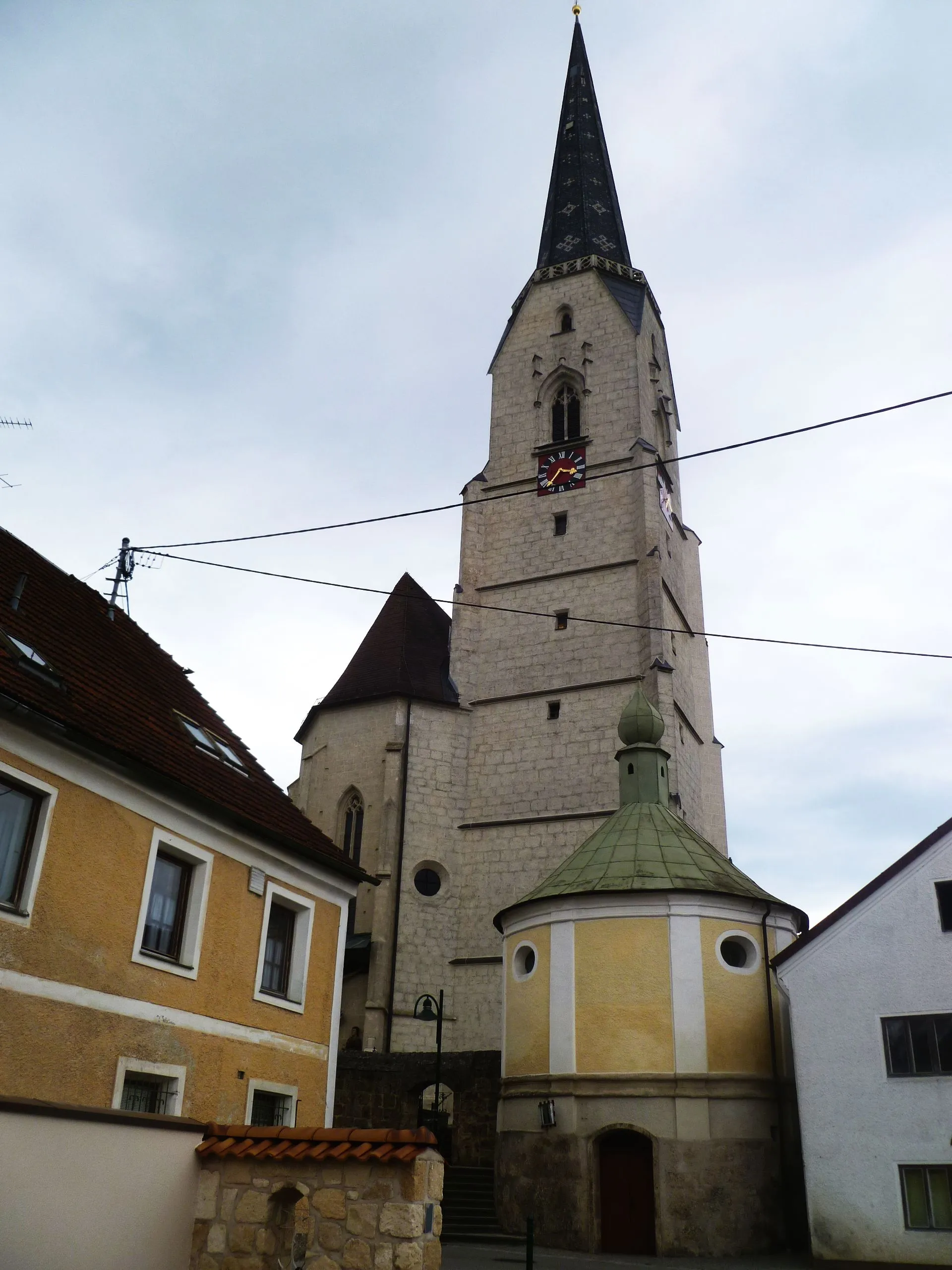 Photo showing: Kath. Pfarrkirche Mariä Himmelfahrt mit Friedhof und Portalanlage