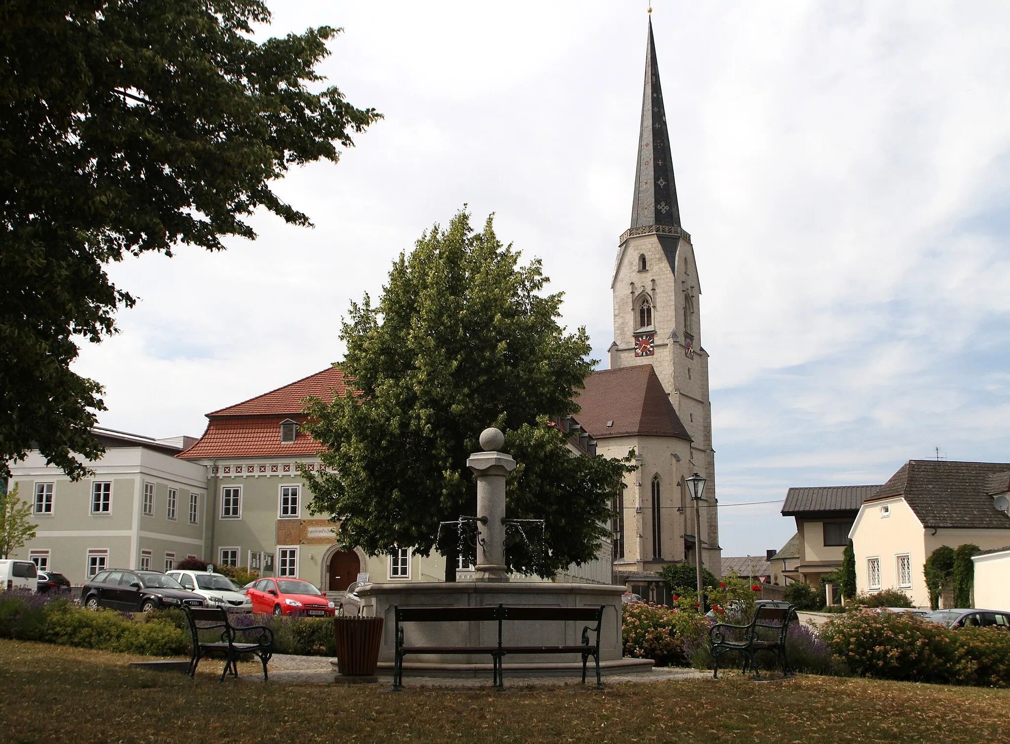 Photo showing: Blick auf Gemeindeamt und Pfarrkirche Mariä Himmelfahrt