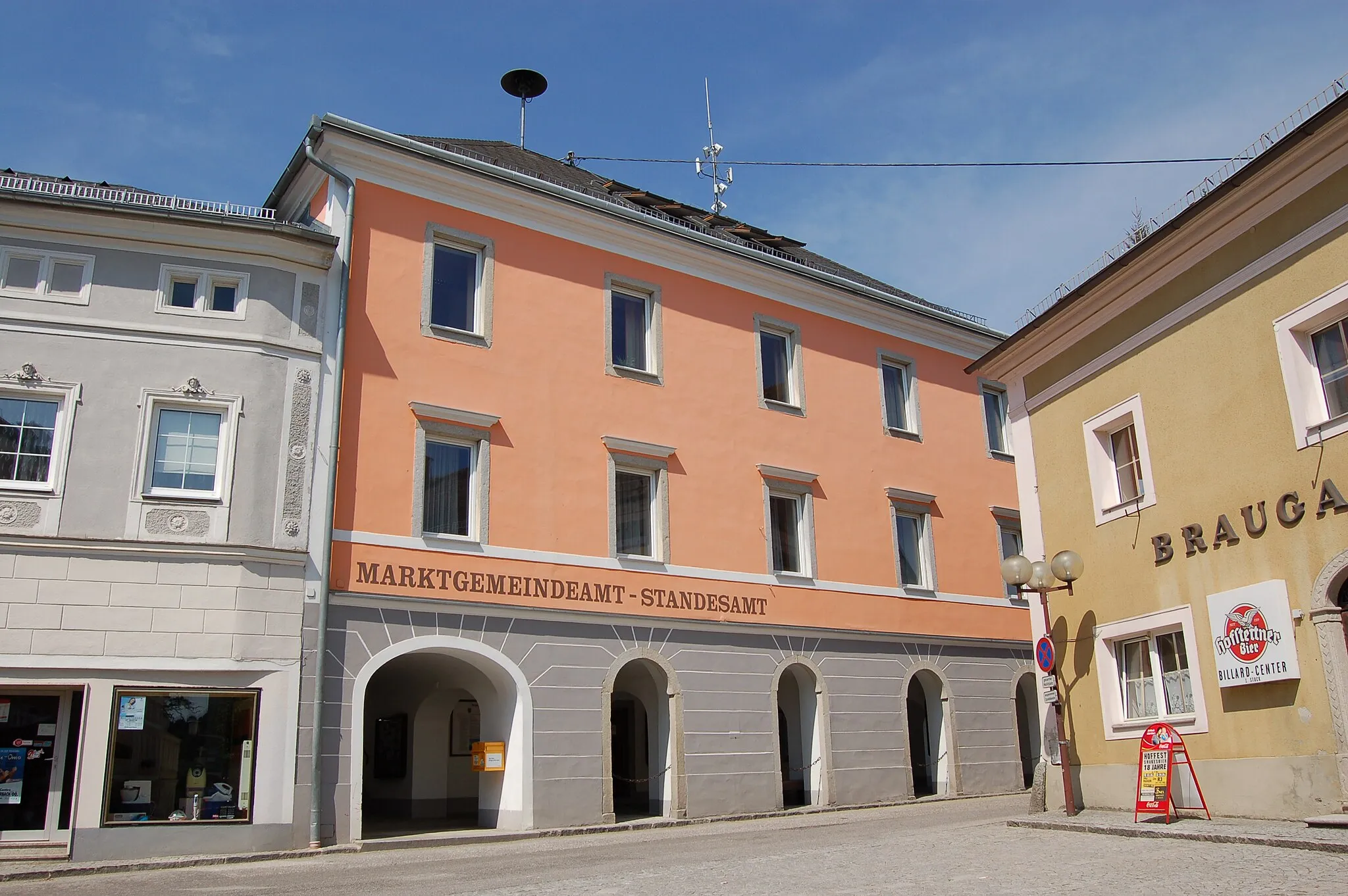 Photo showing: Das Gemeindeamt von St. Martin im Mühlkreis (Oberösterreich) diente ursprünglich als Schule und fungiert seit 1955 als Amtssitz der Gemeindeverwaltung. Das Gebäude selbst entstand 1856 mit Durchgang vom Marktplatz zur Kirche.

This media shows the protected monument with the number 14145 in Austria. (Commons, de, Wikidata)