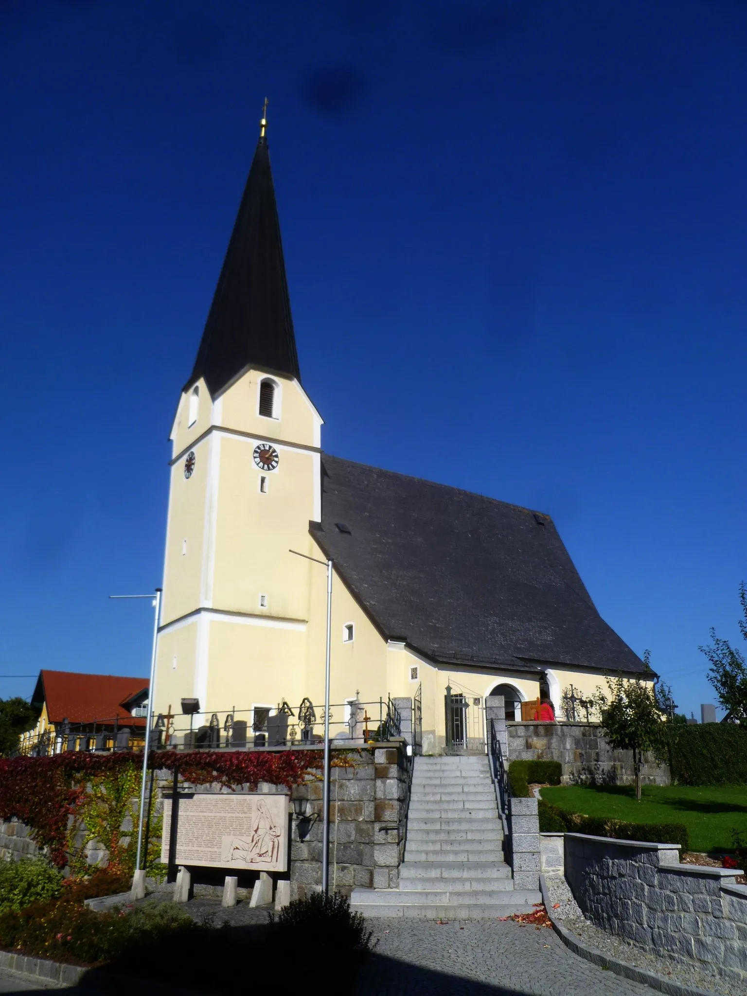 Photo showing: Kath. Pfarrkirche hl. Nikolaus und Friedhofsanlage