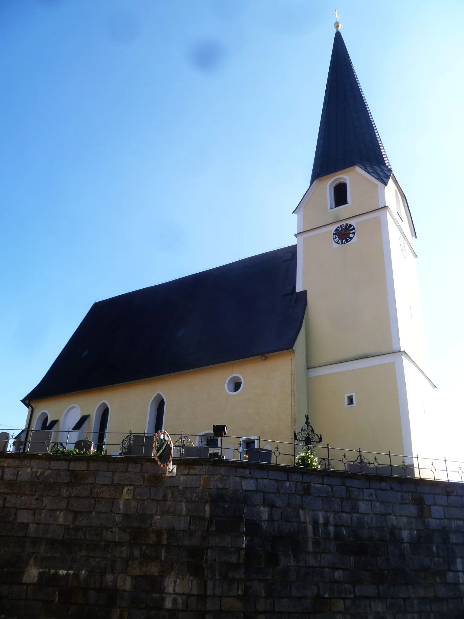 Photo showing: Kath. Pfarrkirche hl. Nikolaus und Friedhofsanlage