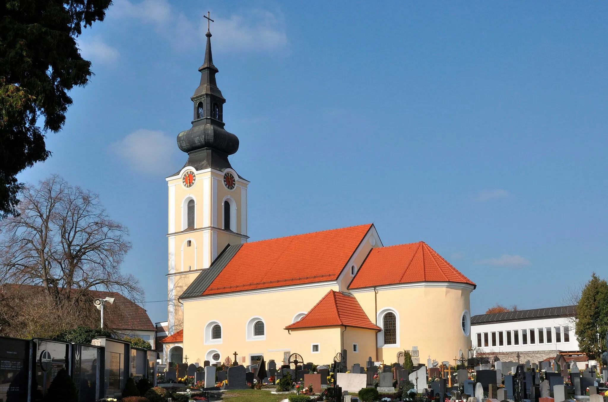 Photo showing: Kath. Pfarrkirche hl. Michael mit Fried- und Kirchhof, Kriegerdenkmal